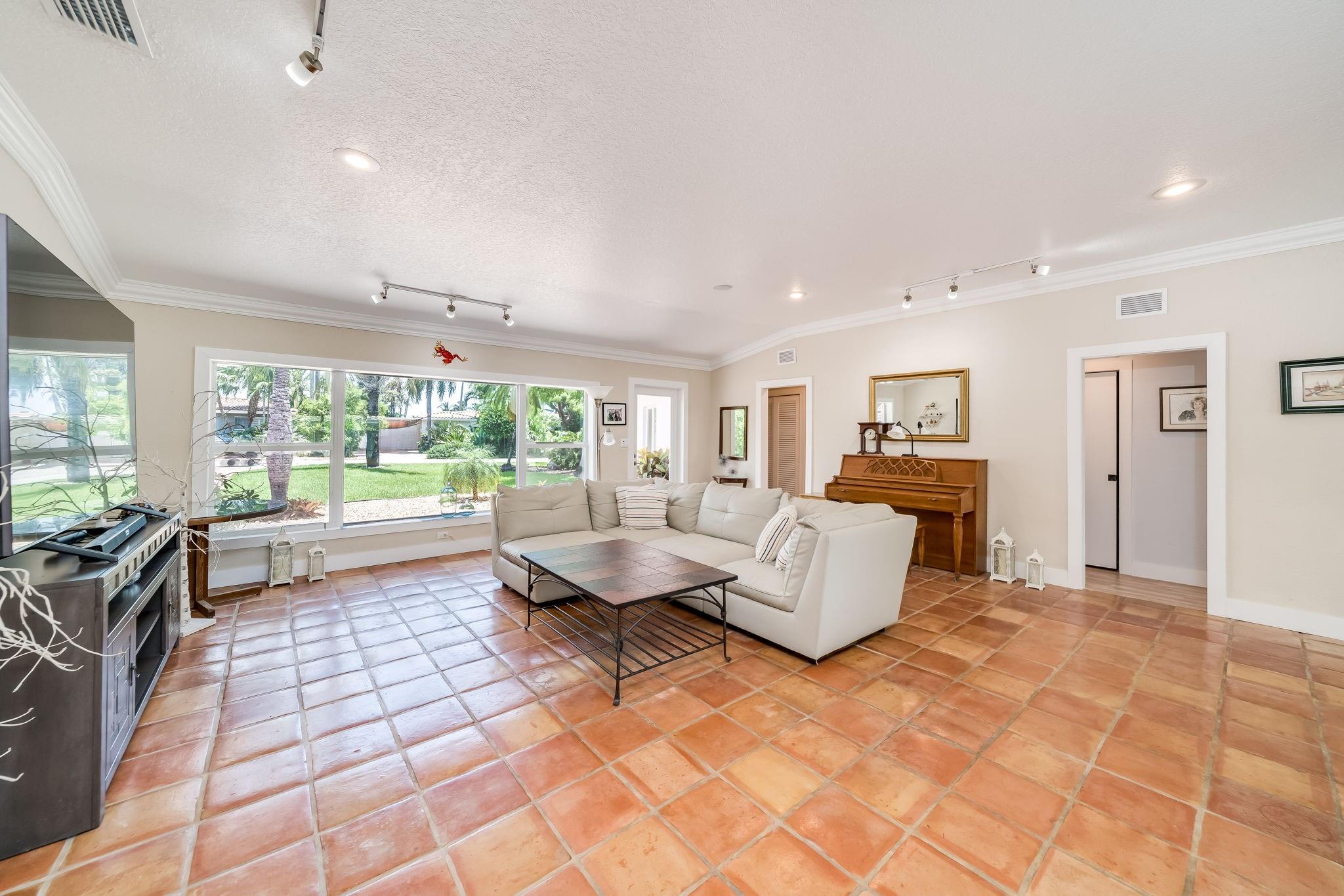 1660 Poinsettia Dr