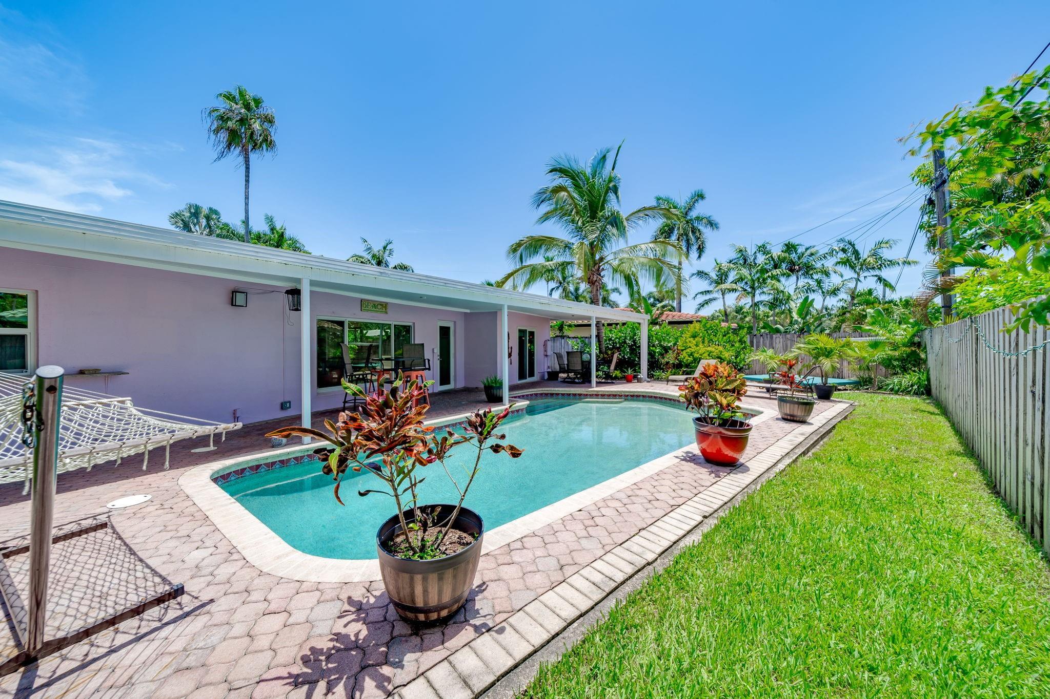 1660 Poinsettia Dr