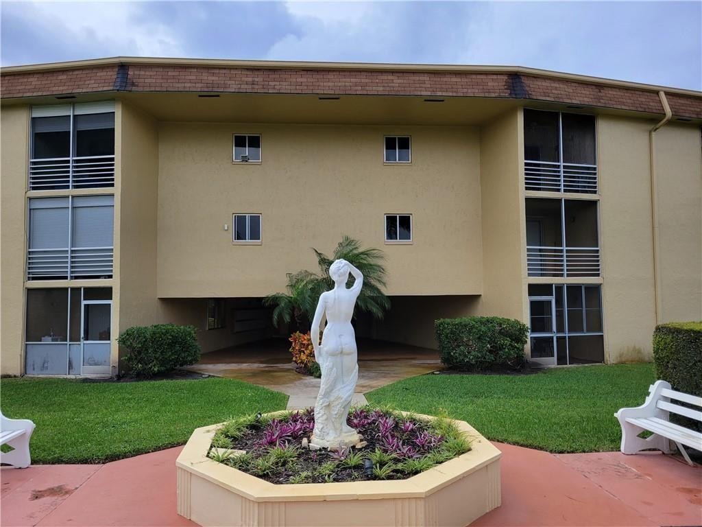 600 Village Green Ct Unit: 108