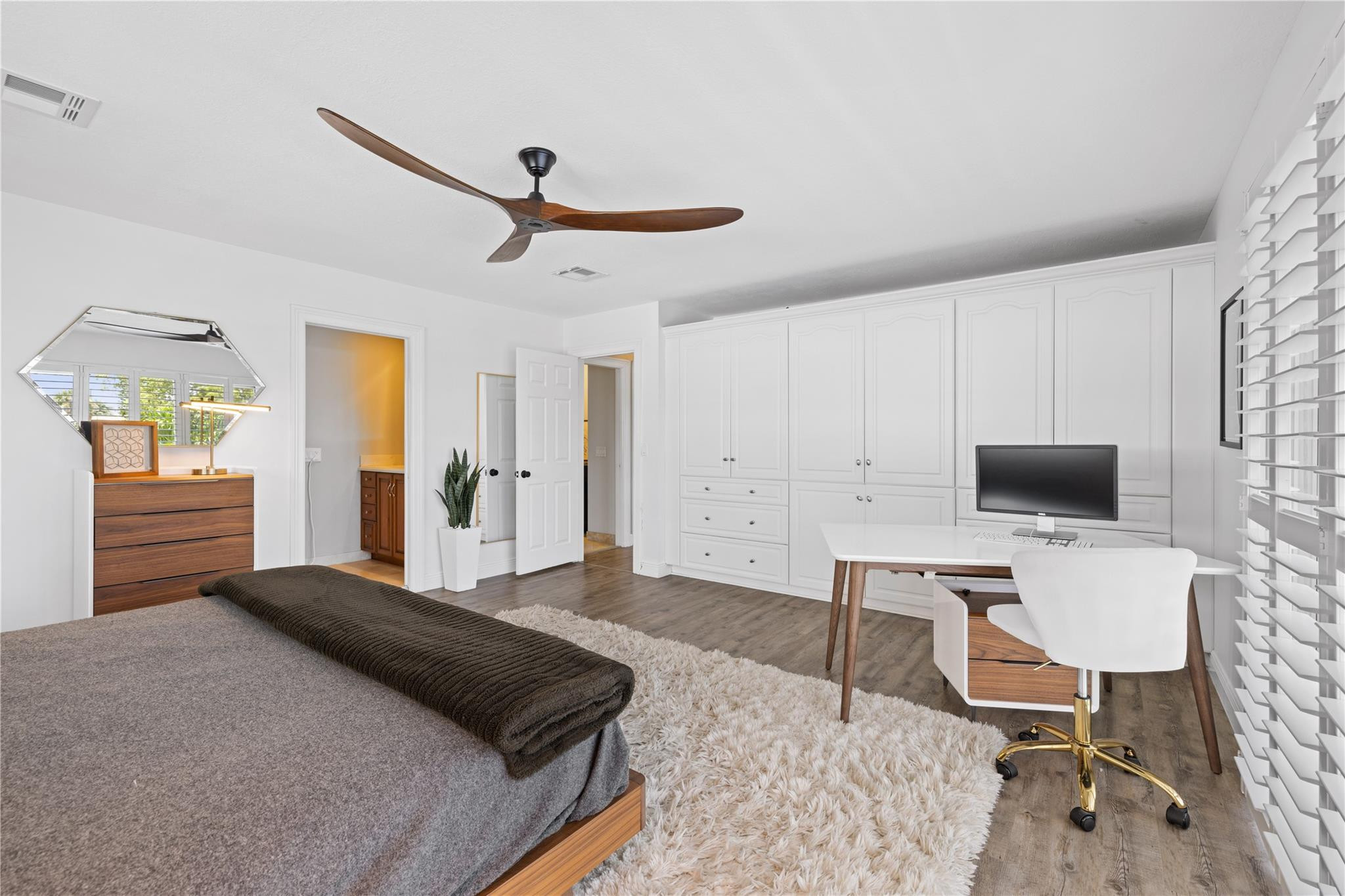 24 SW Riverway