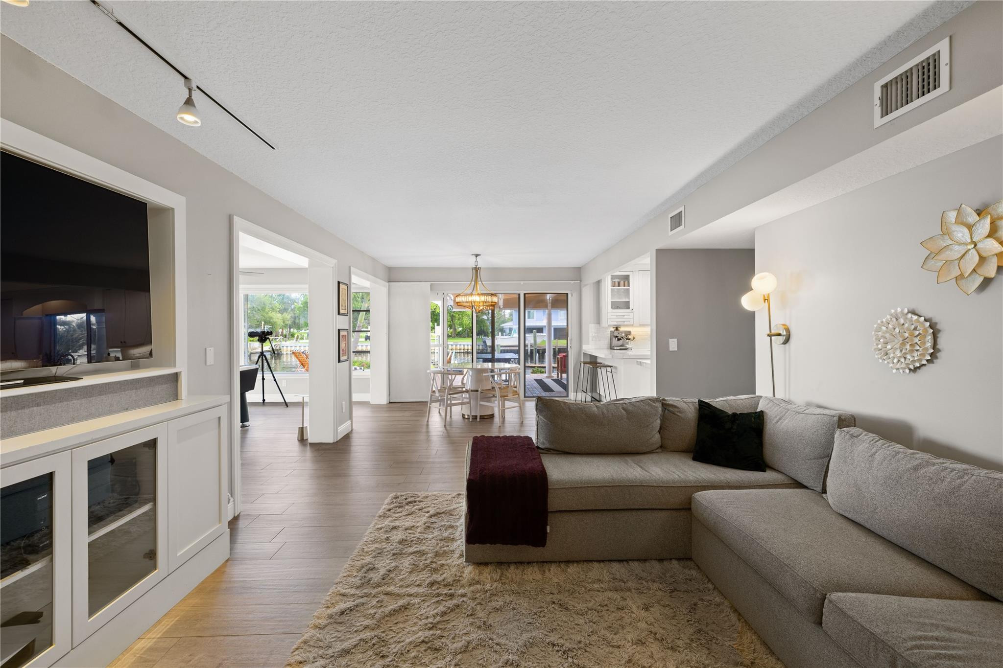 24 SW Riverway