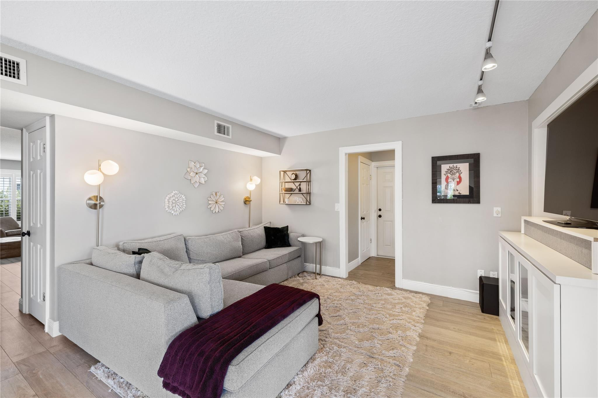 24 SW Riverway