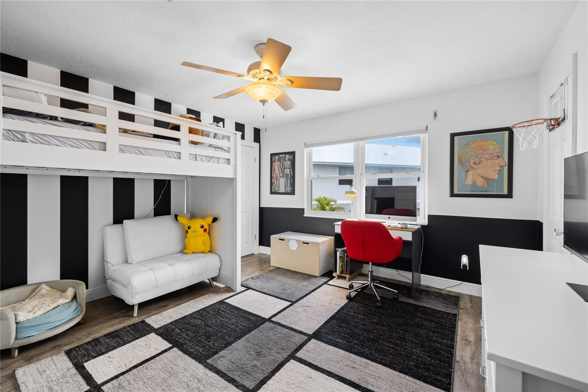 24 SW Riverway
