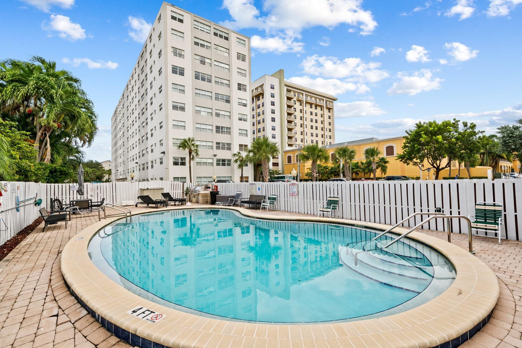 2555 NE 11th Street 806