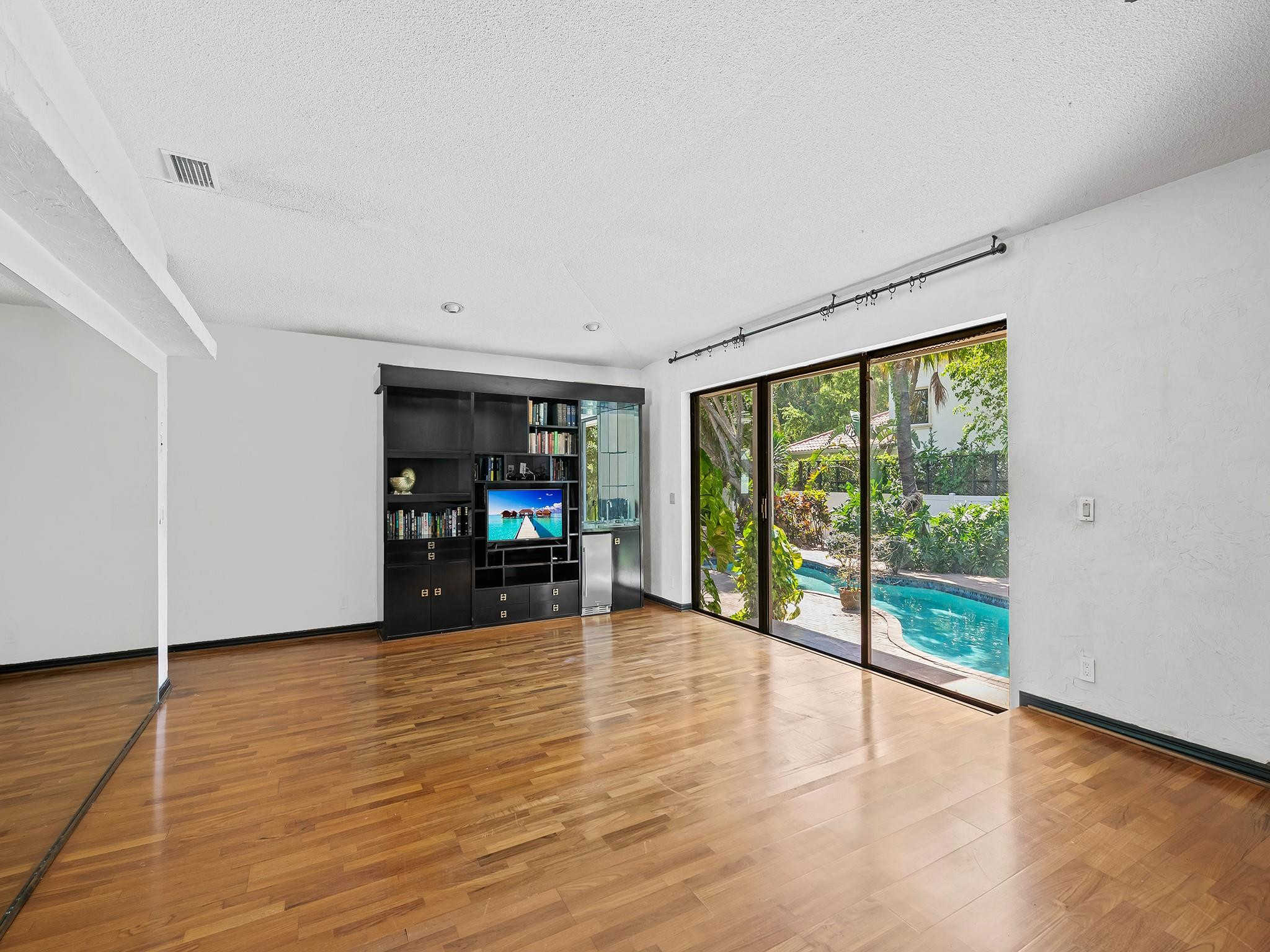 4001 Ibis Point Cir