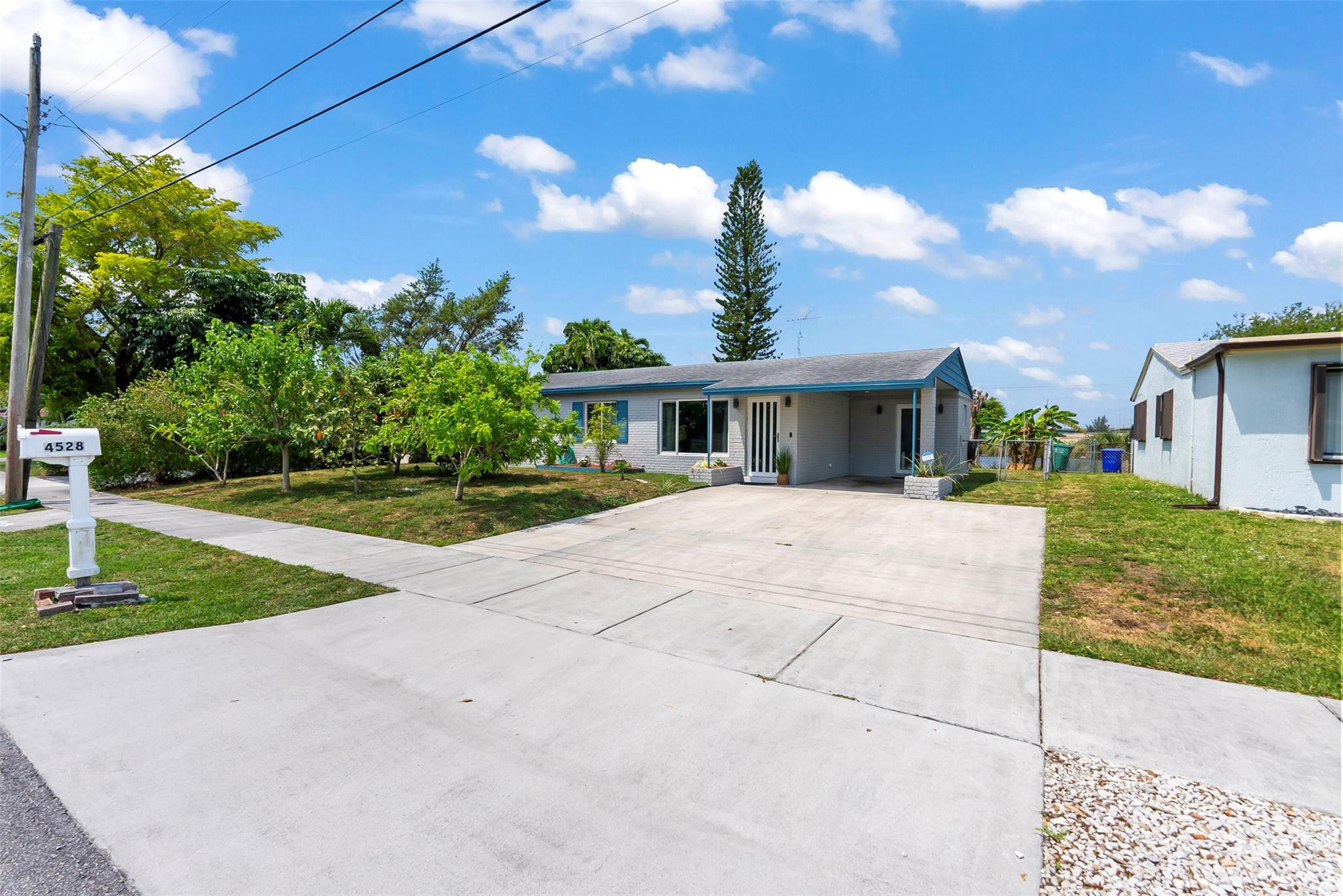 4528 SW 24th St