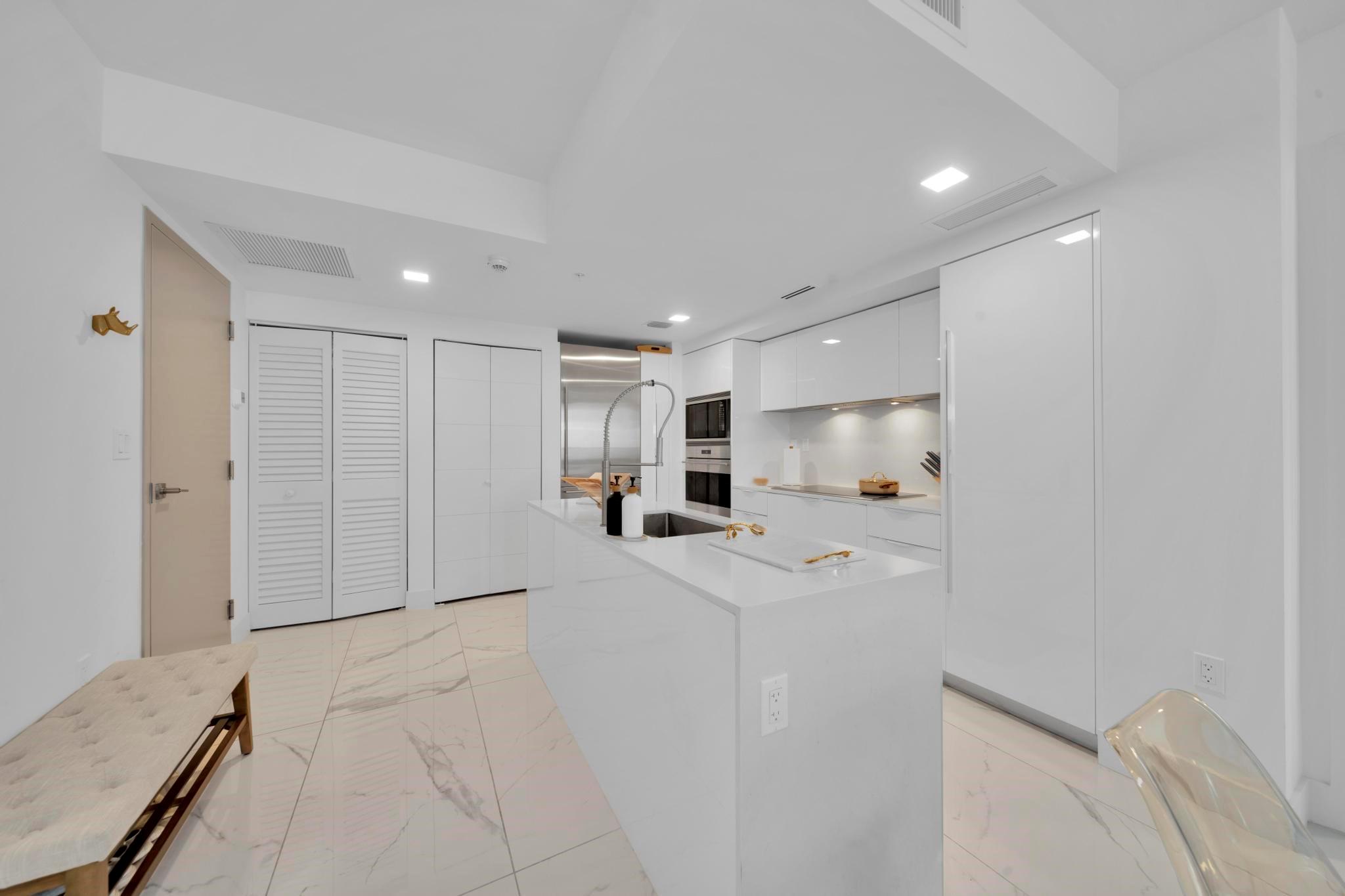 9521 E Bay Harbor Dr 305