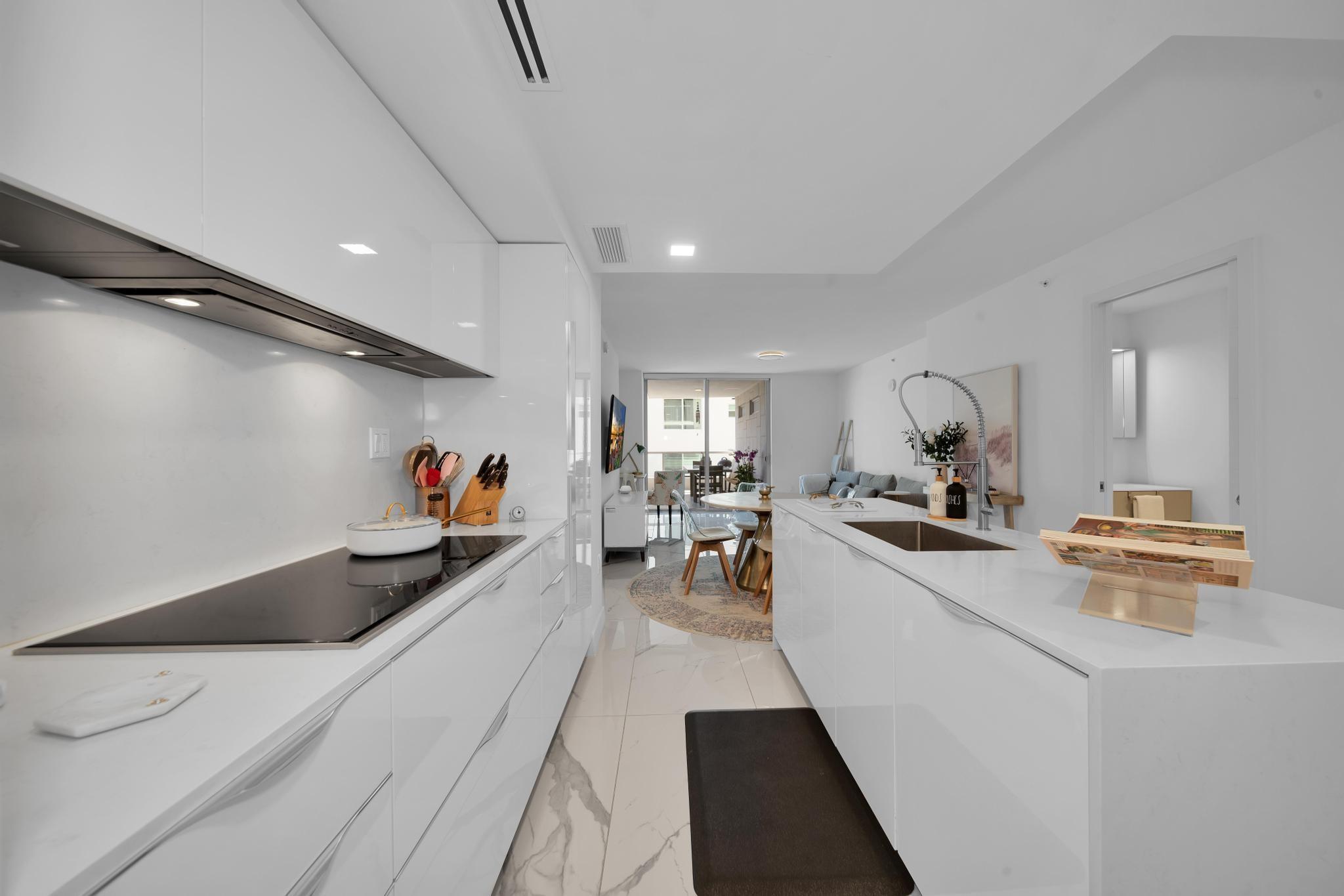 9521 E Bay Harbor Dr 305