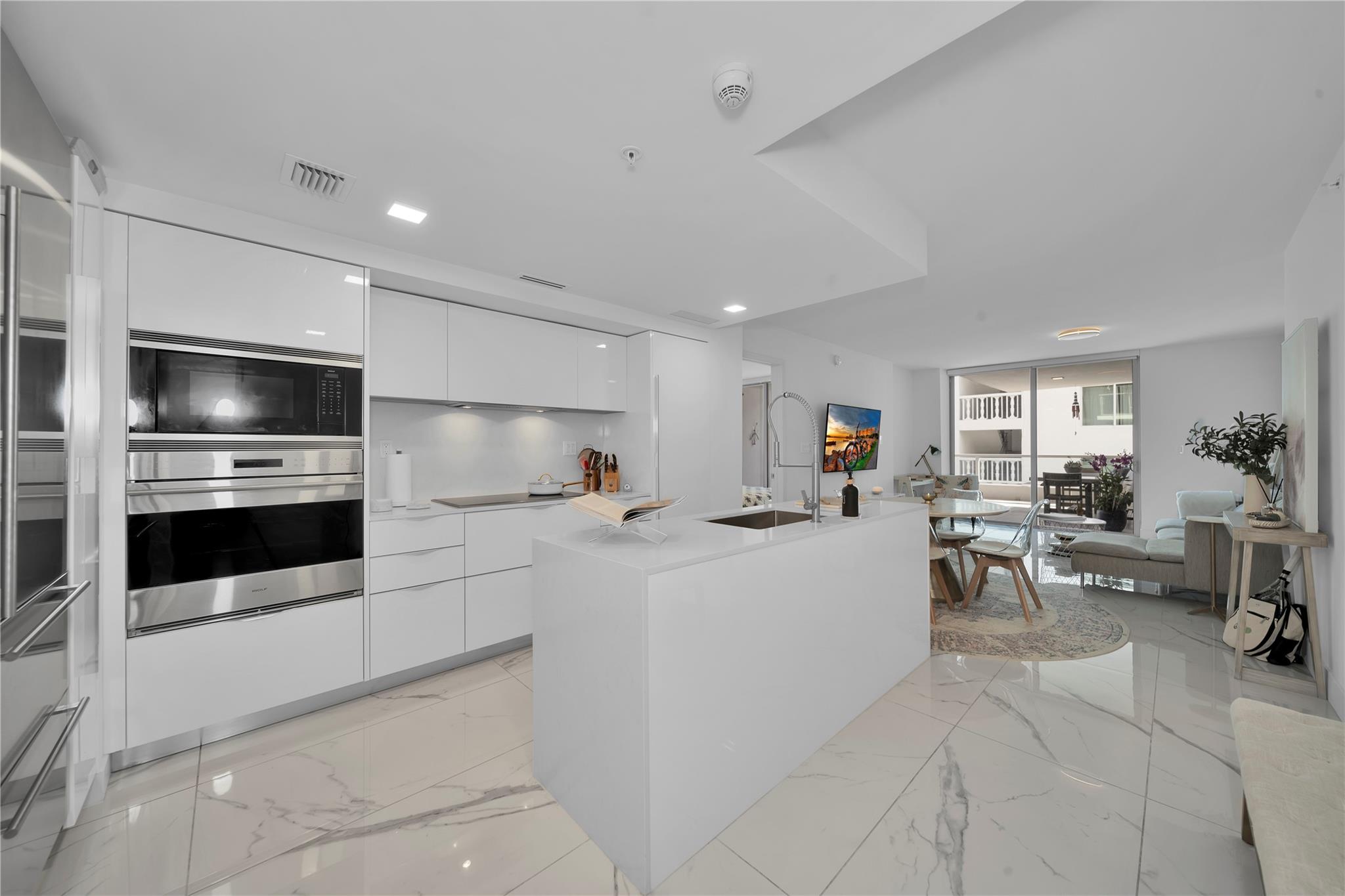 9521 E Bay Harbor Dr 305