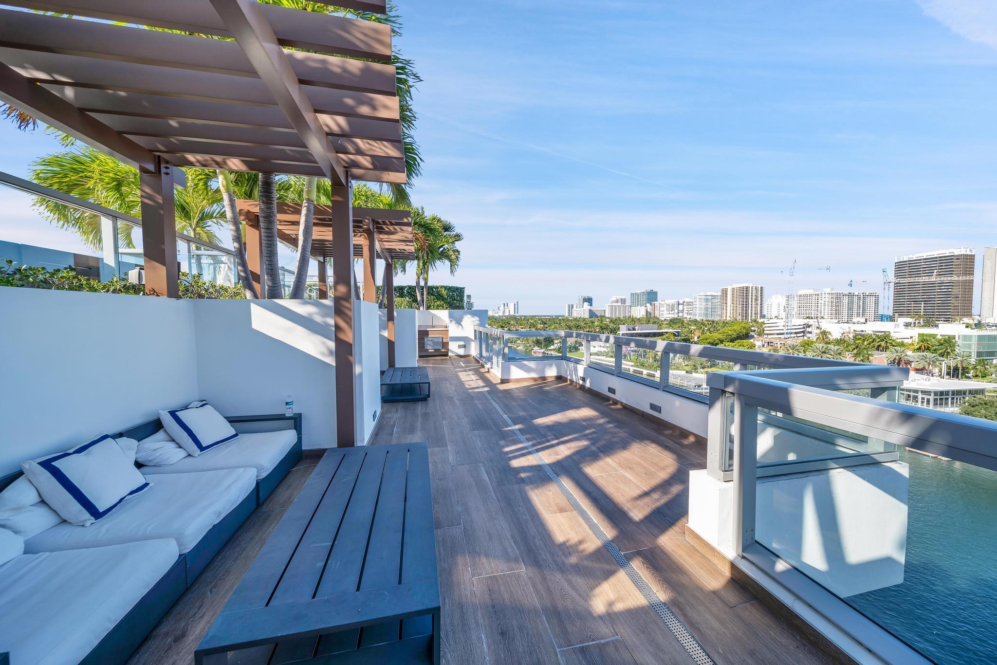 9521 E Bay Harbor Dr 305