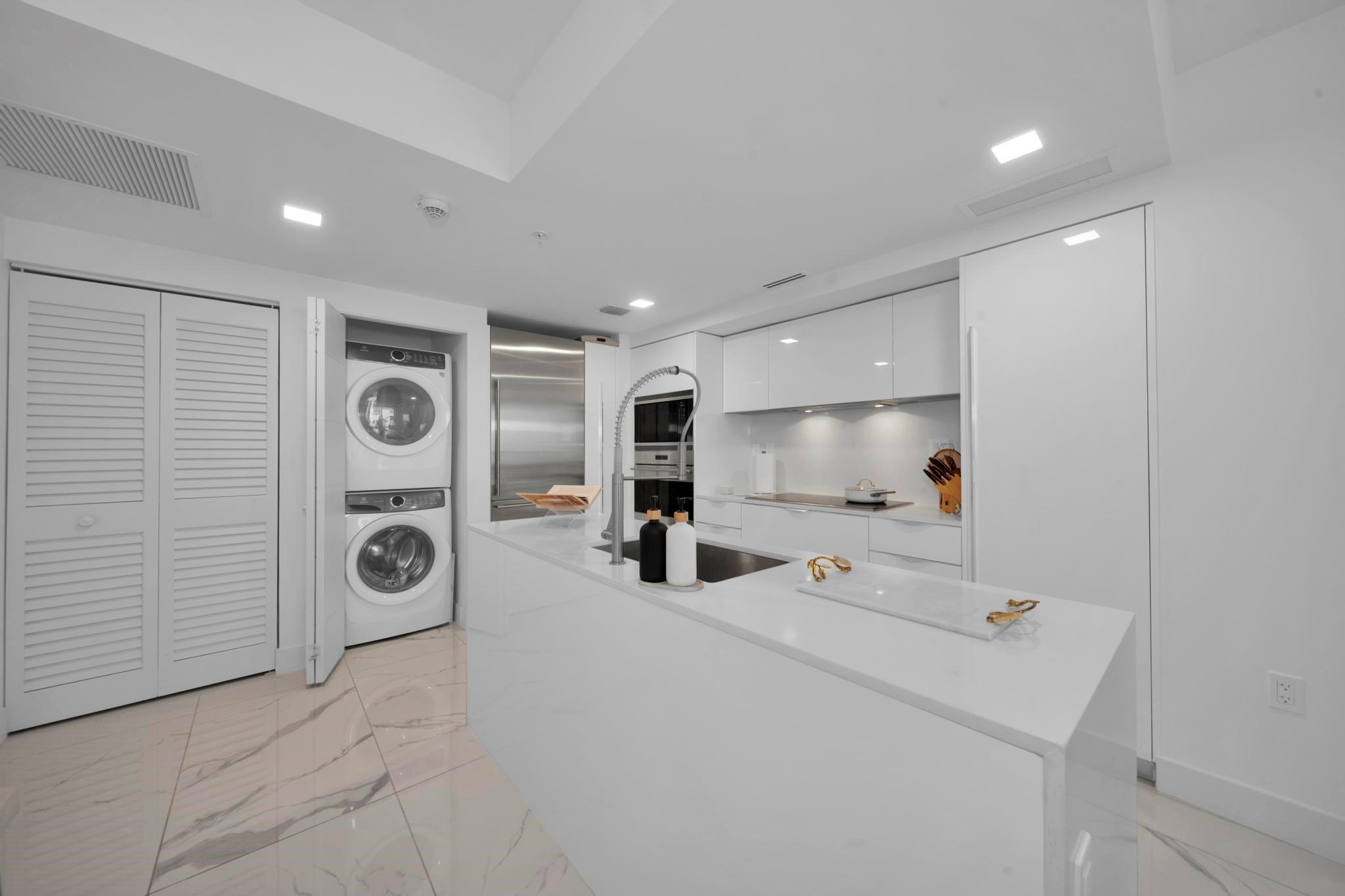 9521 E Bay Harbor Dr 305
