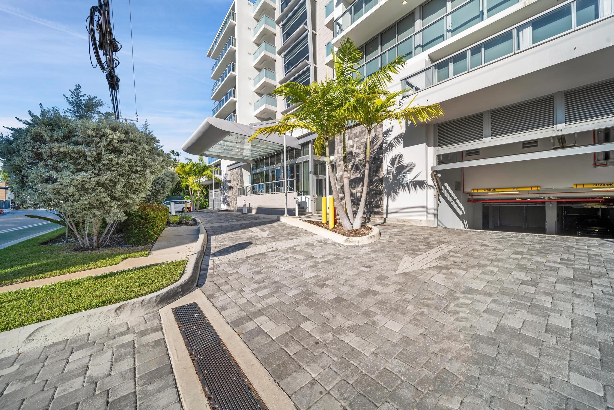 9521 E Bay Harbor Dr 305