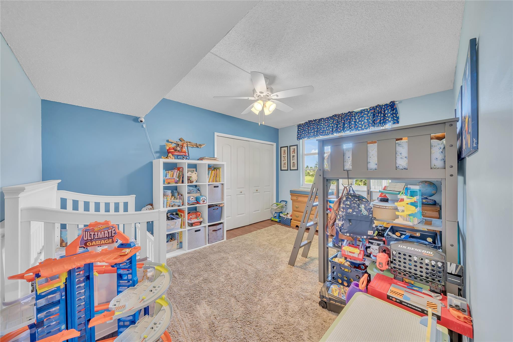 550 Oaks Ln 201