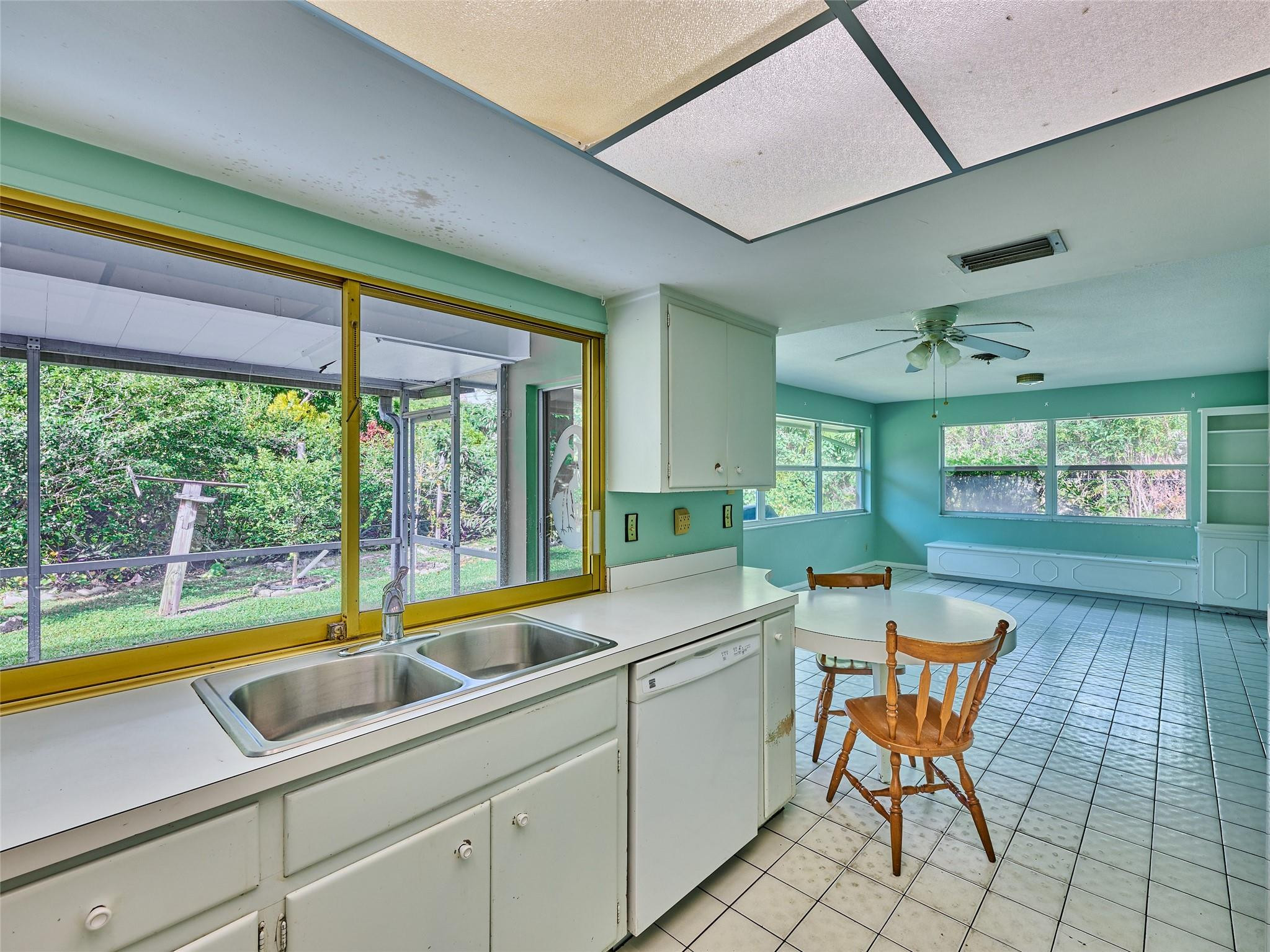 701 Lakeside Dr