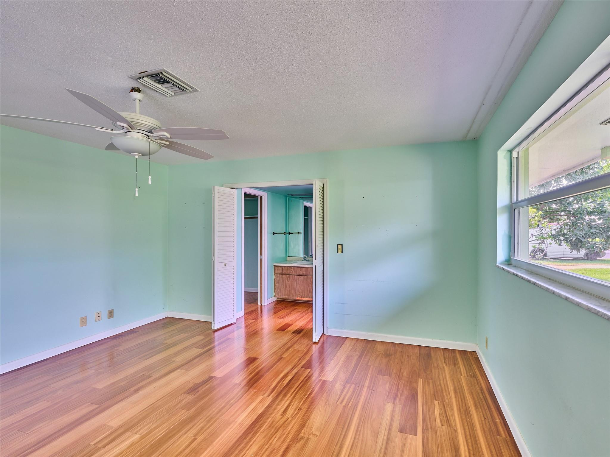 701 Lakeside Dr