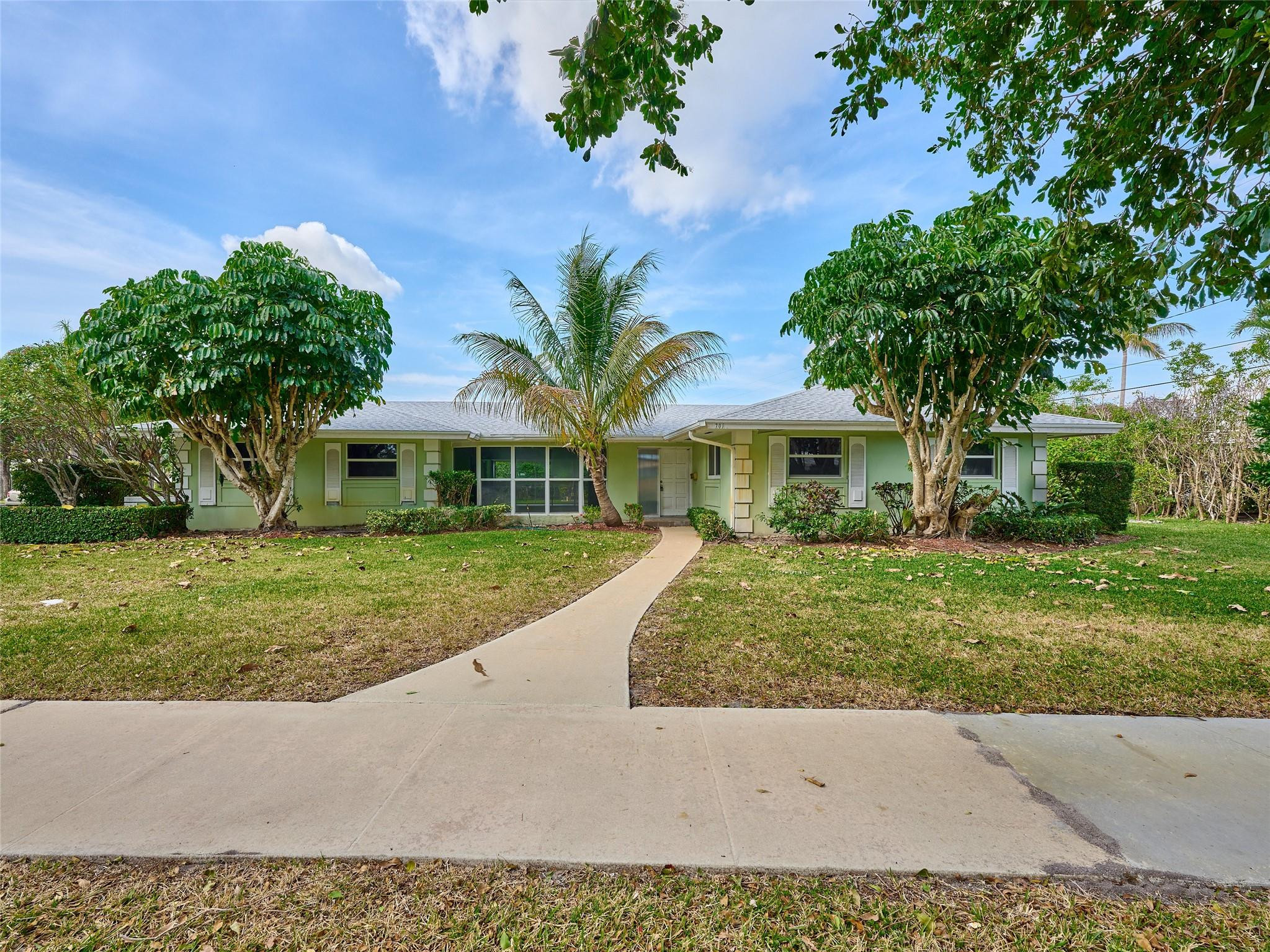 701 Lakeside Dr