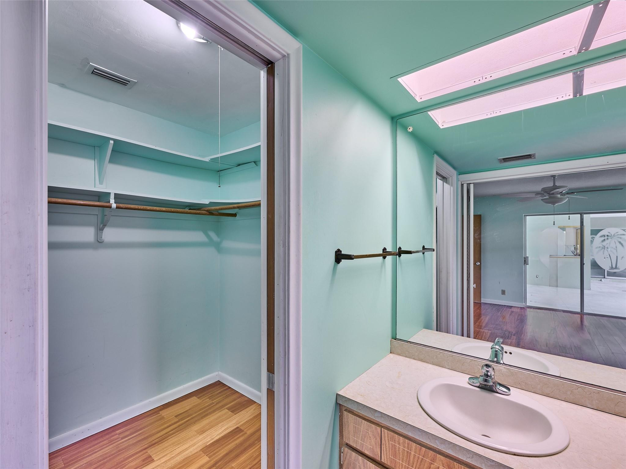 701 Lakeside Dr