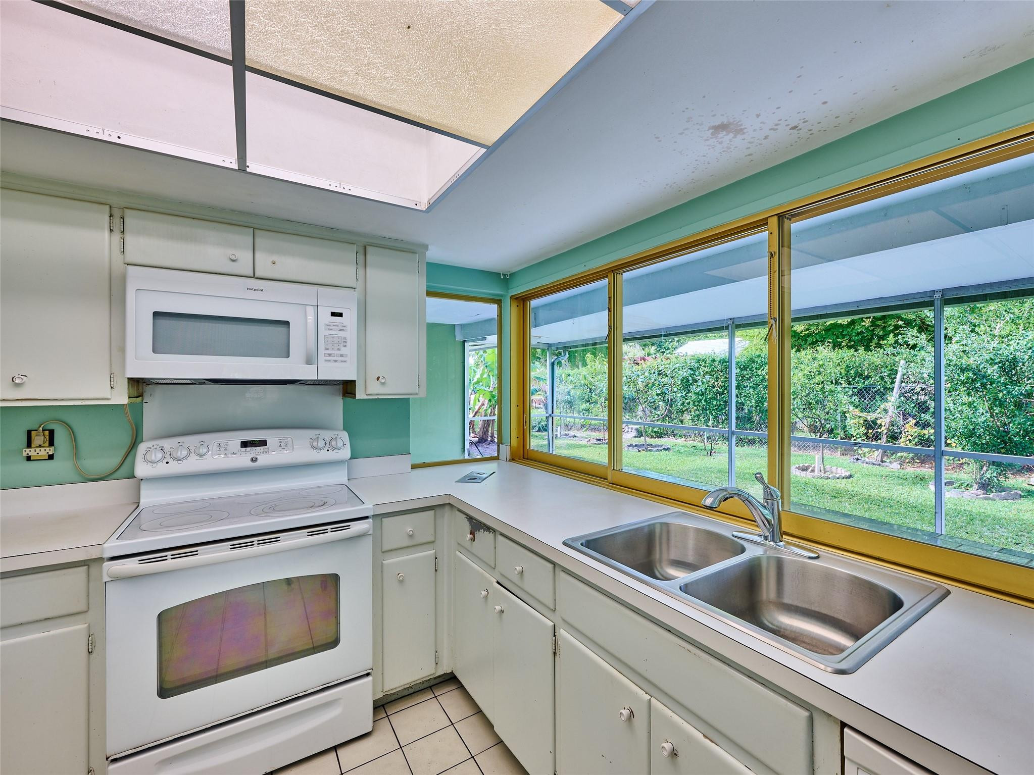 701 Lakeside Dr