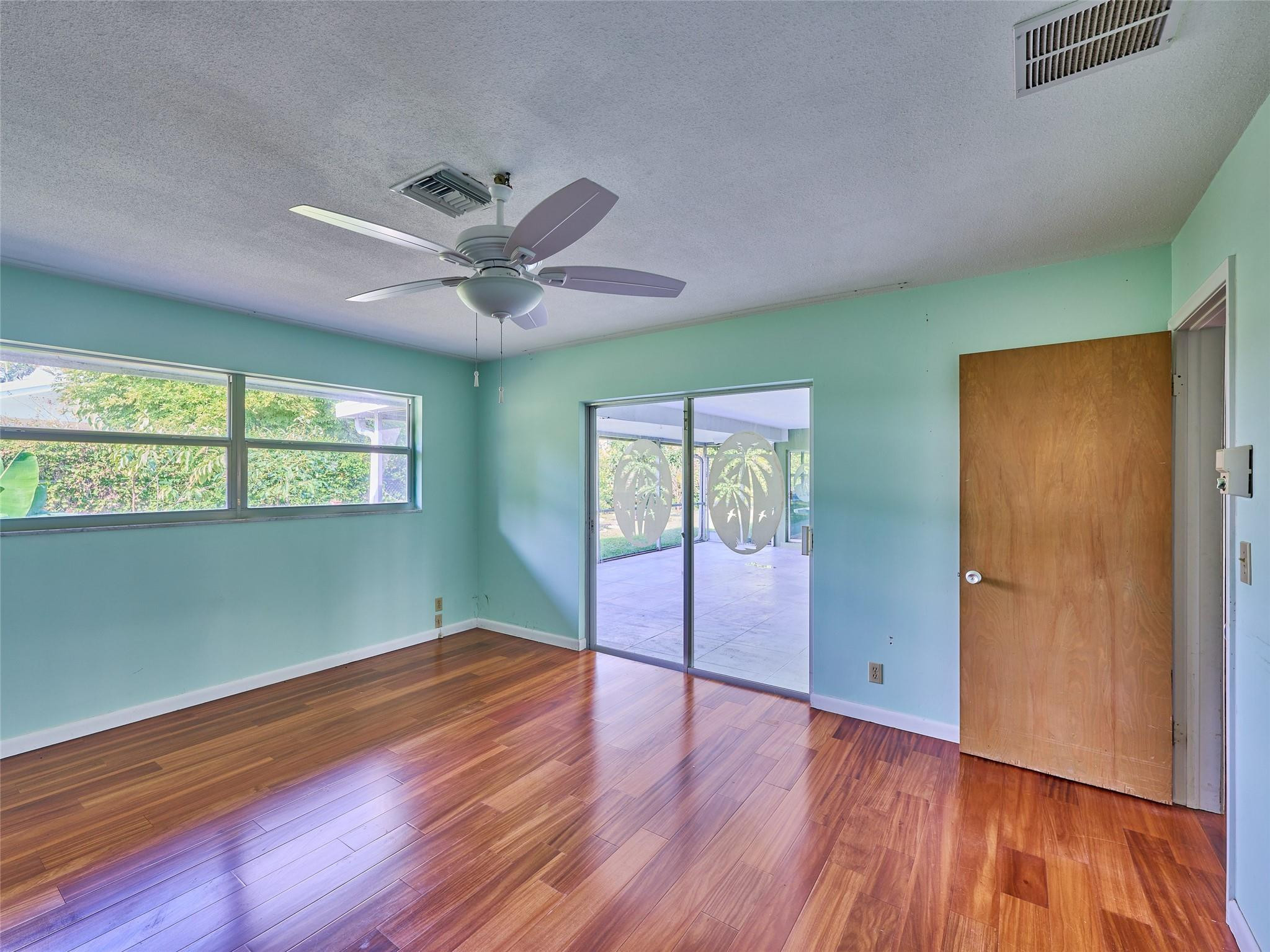 701 Lakeside Dr