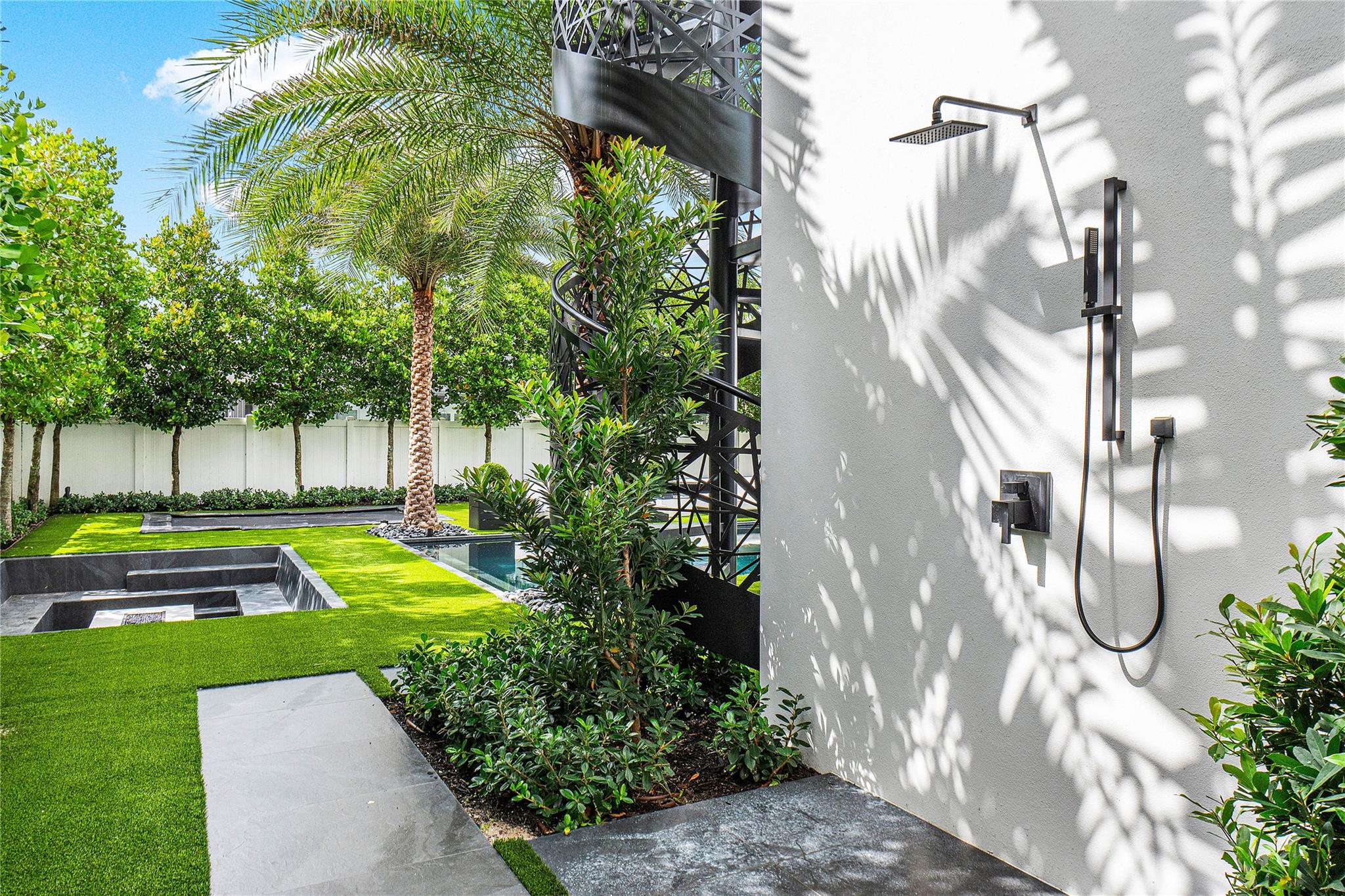 202 NW 7th St