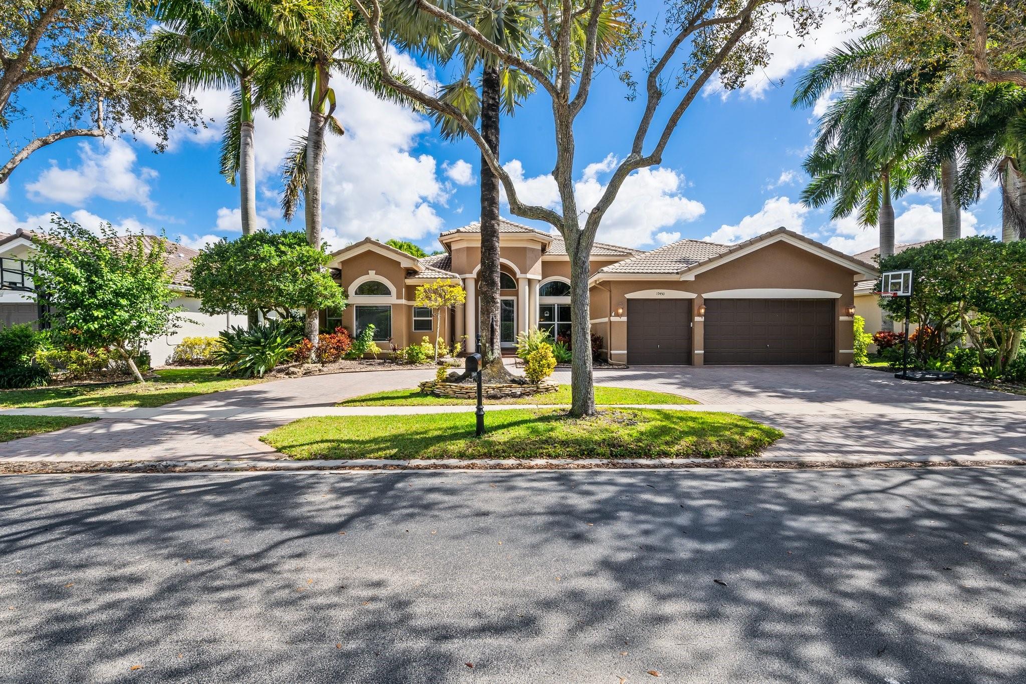 19450 Saturnia Lakes Dr