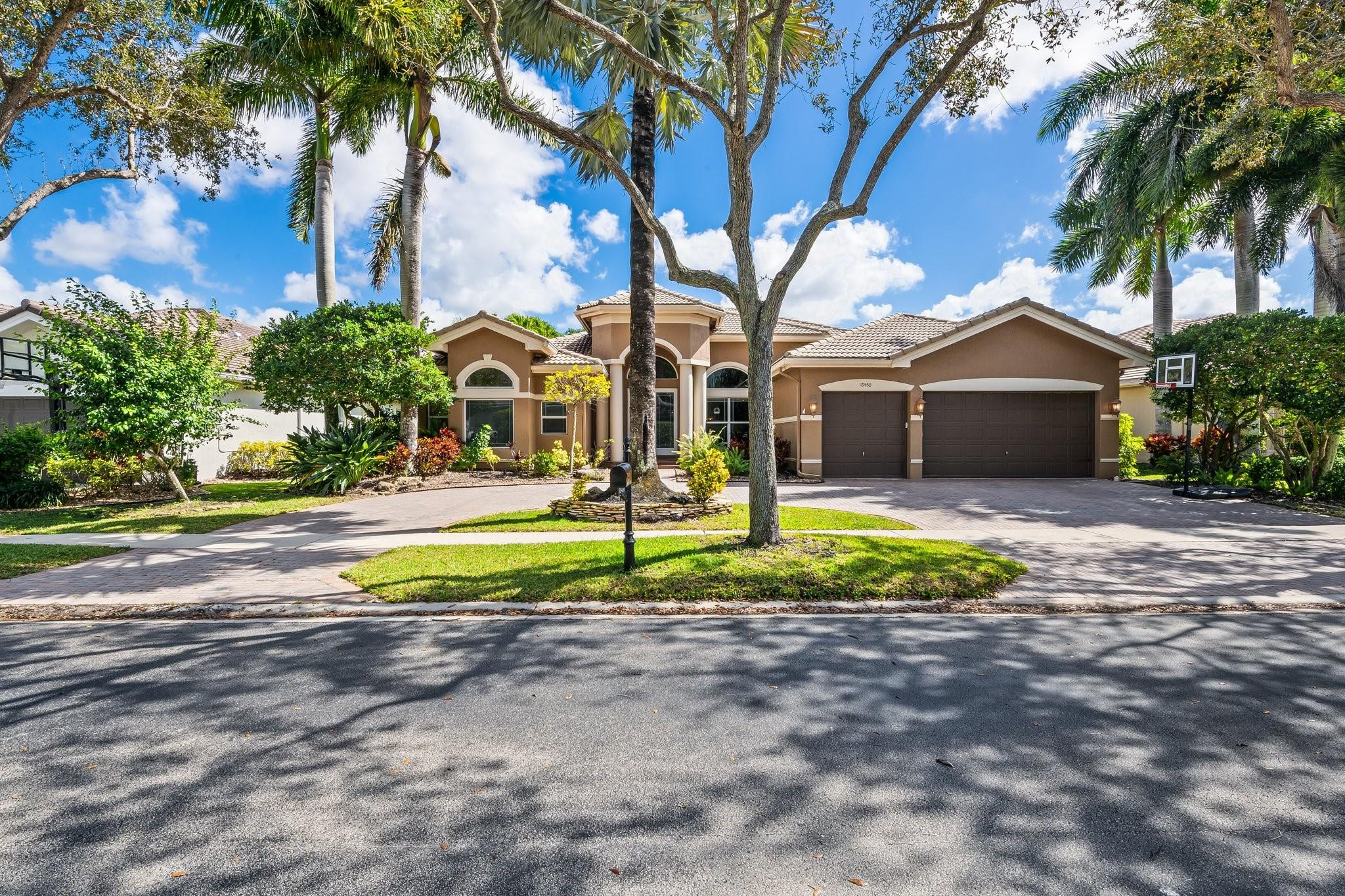 19450 Saturnia Lakes Dr