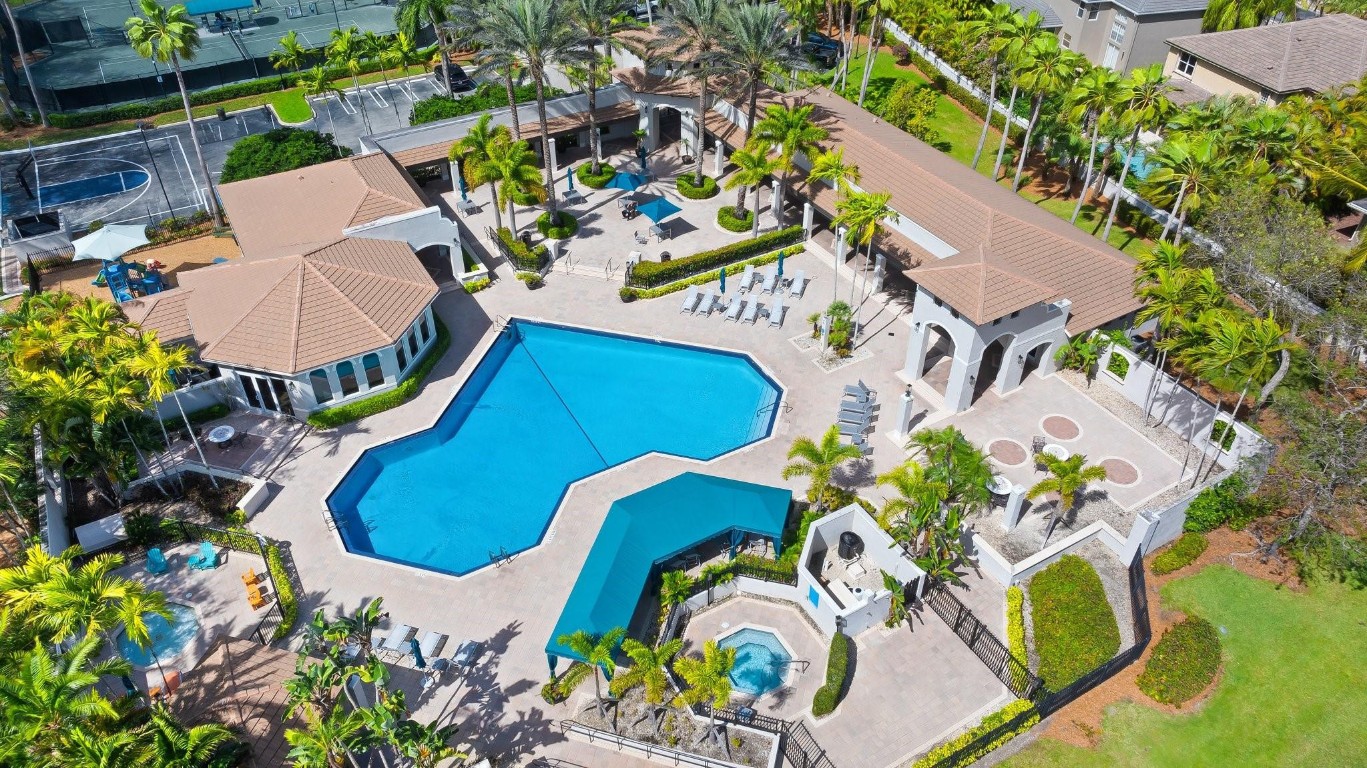 19450 Saturnia Lakes Dr