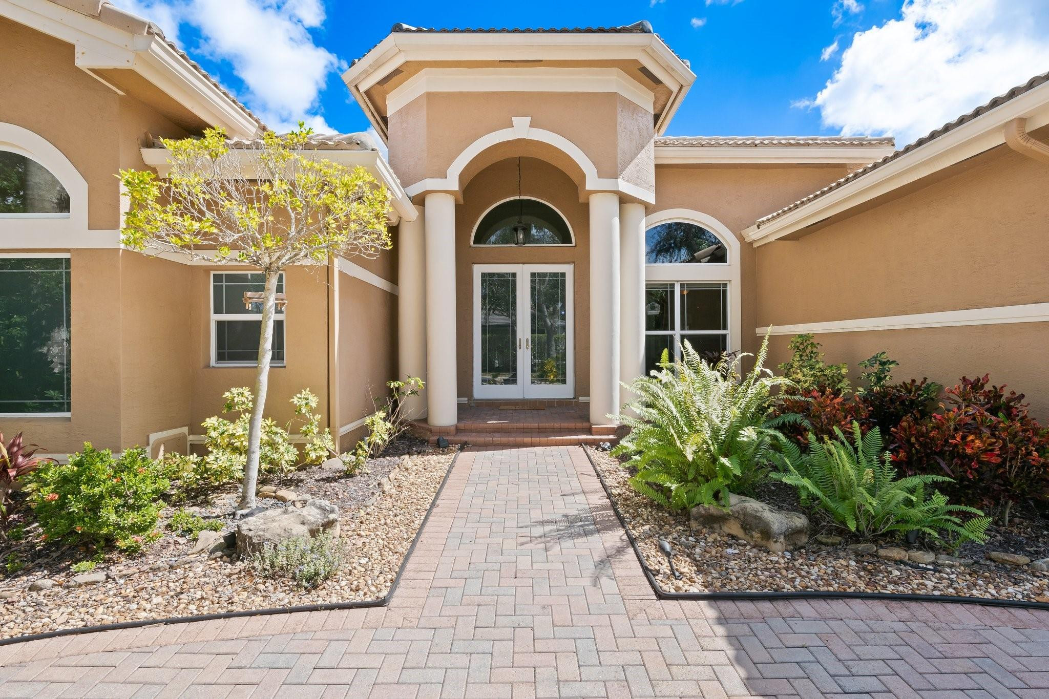 19450 Saturnia Lakes Dr