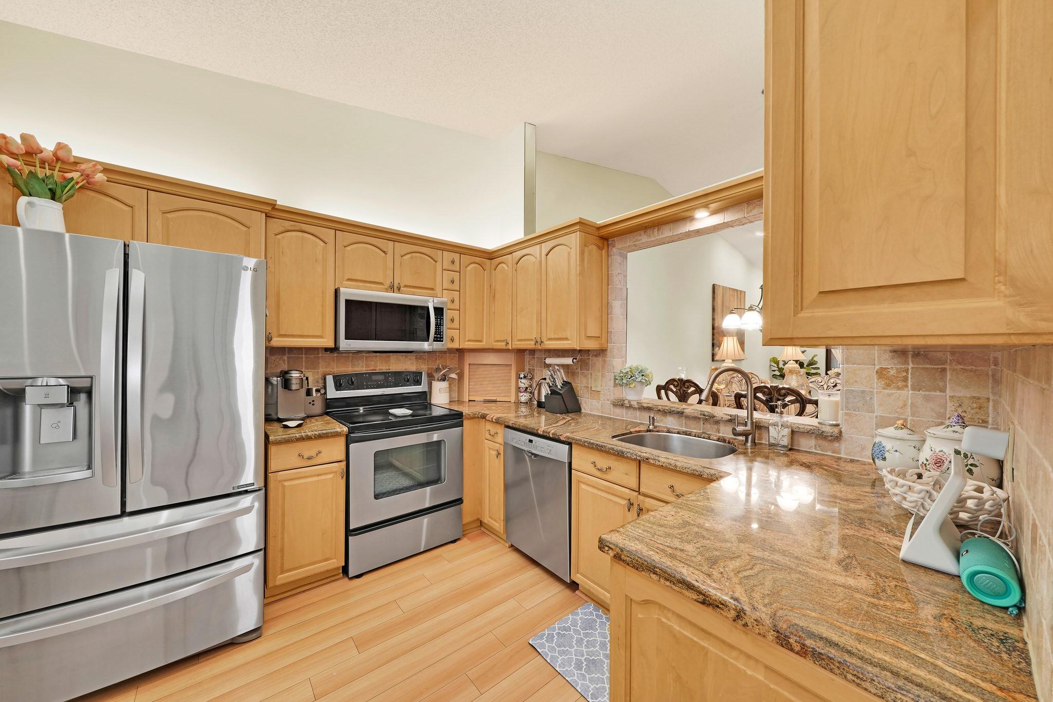 6125 Sunny Pointe Cir