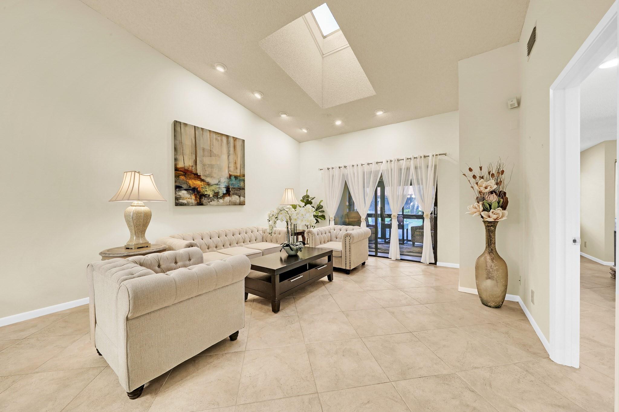 6125 Sunny Pointe Cir