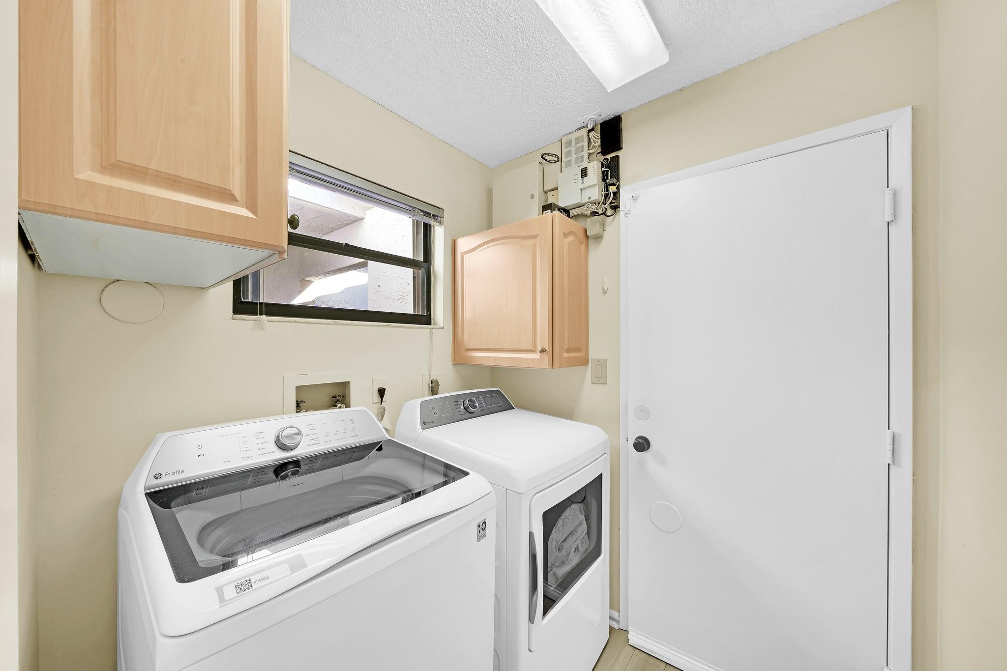 6125 Sunny Pointe Cir