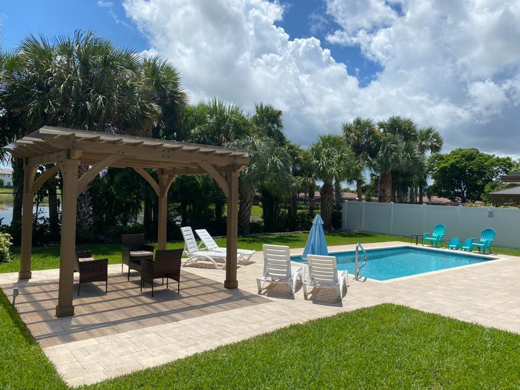 1050 NW 45th St