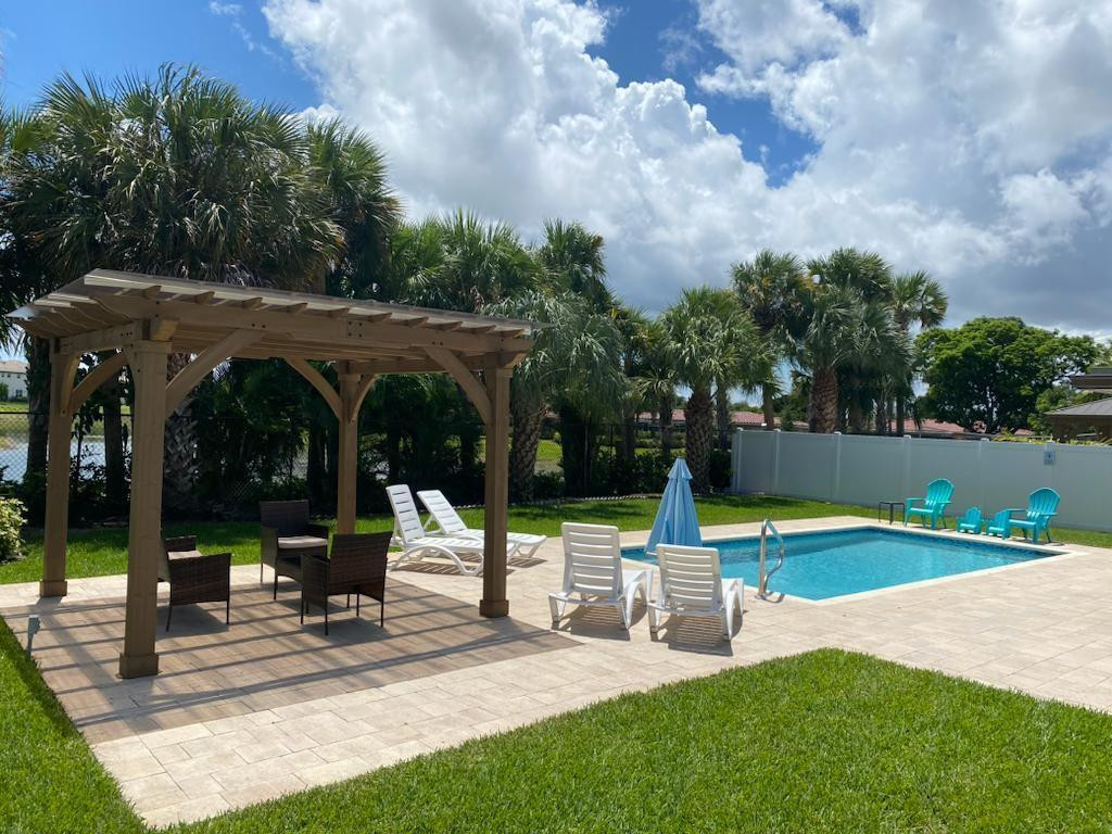1050 NW 45th St