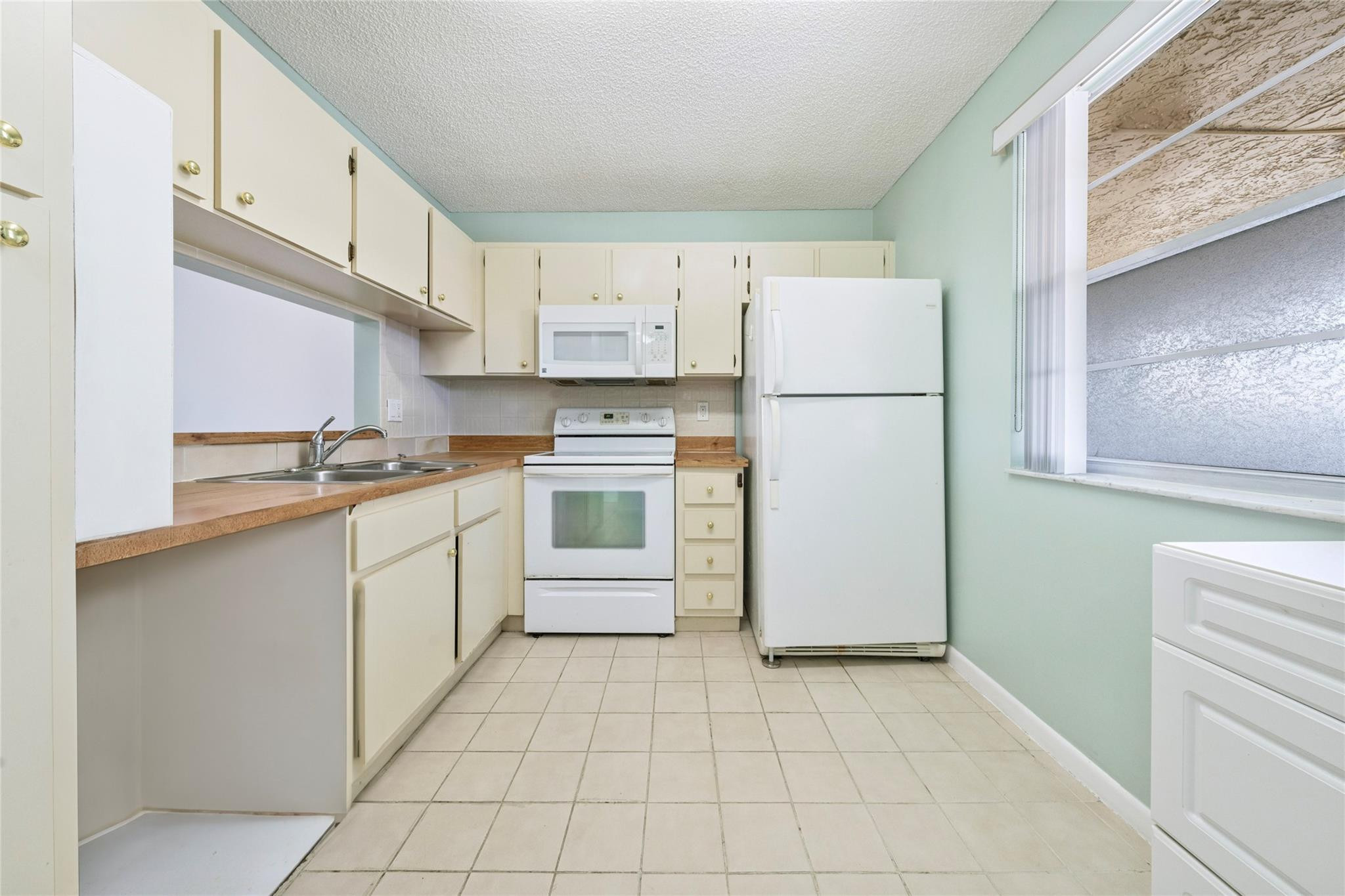 5541 Lakeside Drive 201
