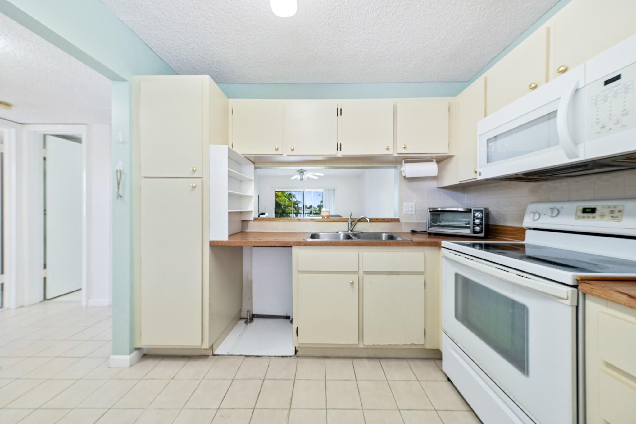 5541 Lakeside Drive 201