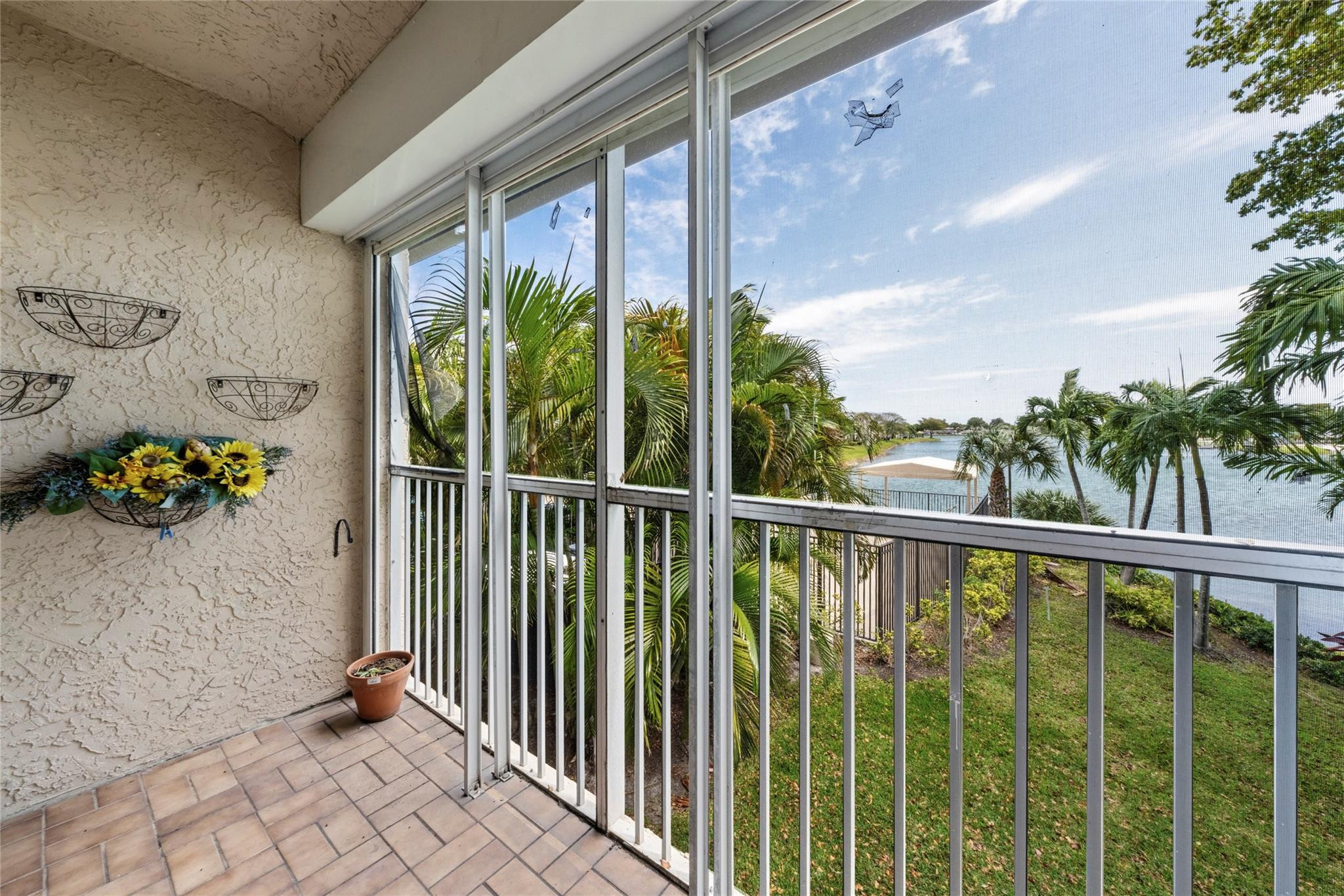 5541 Lakeside Drive 201