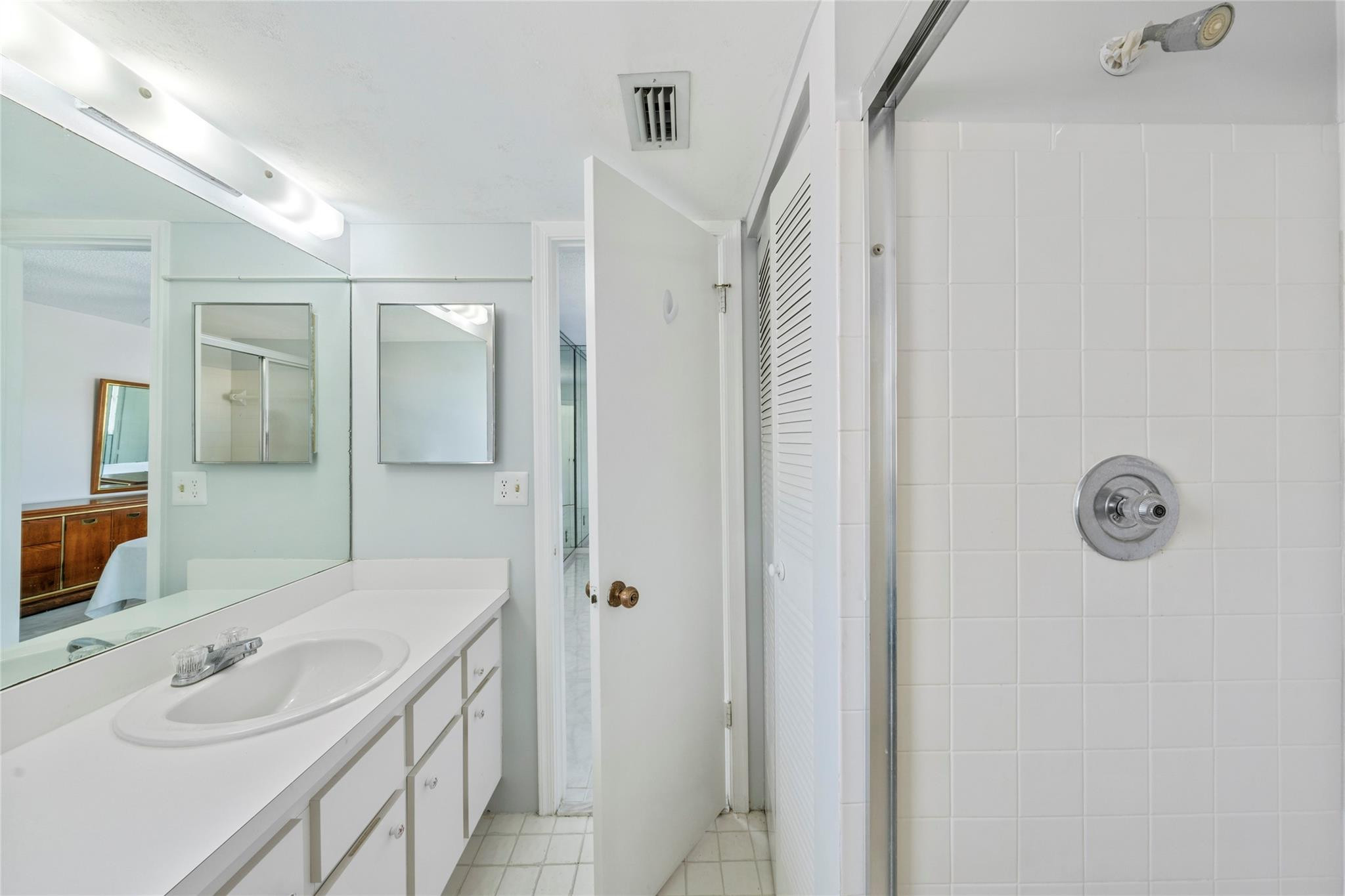 5541 Lakeside Drive 201