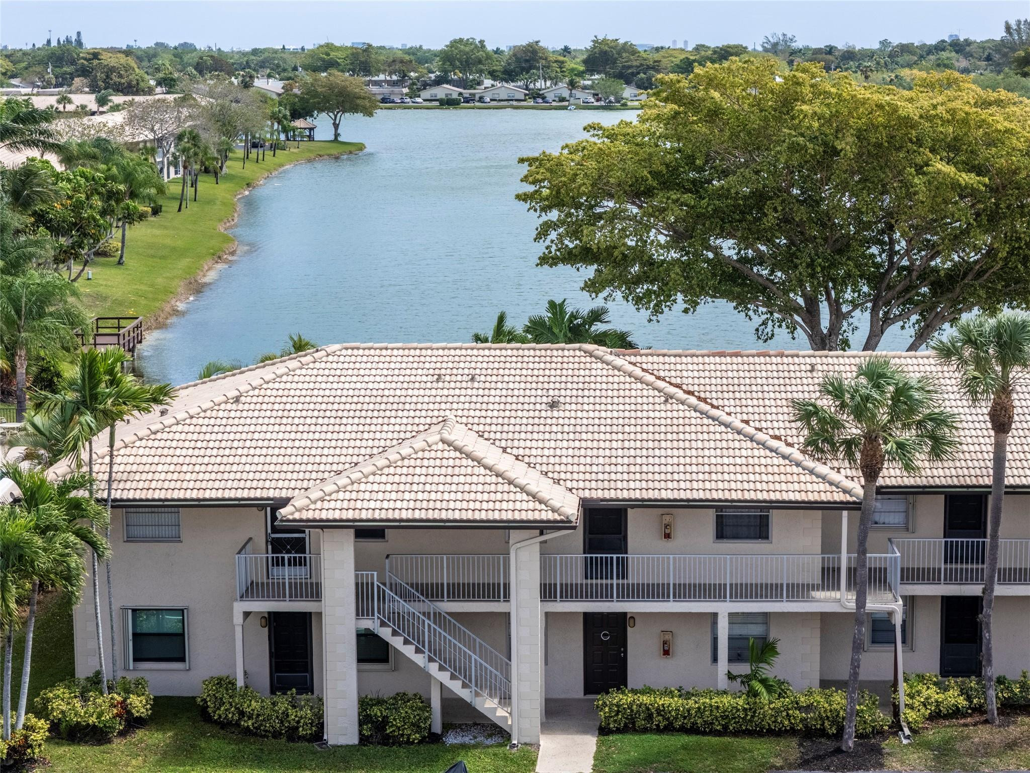 5541 Lakeside Drive 201