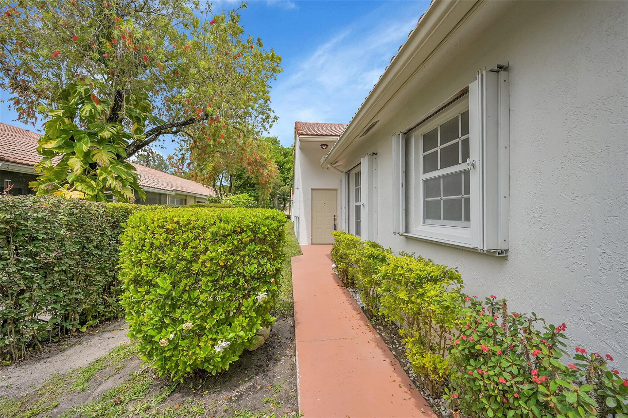 6141 Heliconia Rd