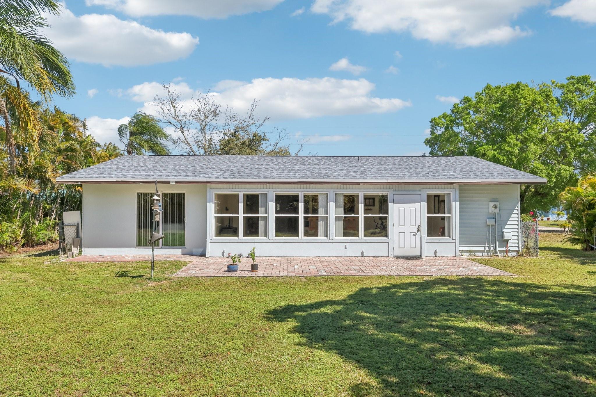 252 NE Floresta Dr