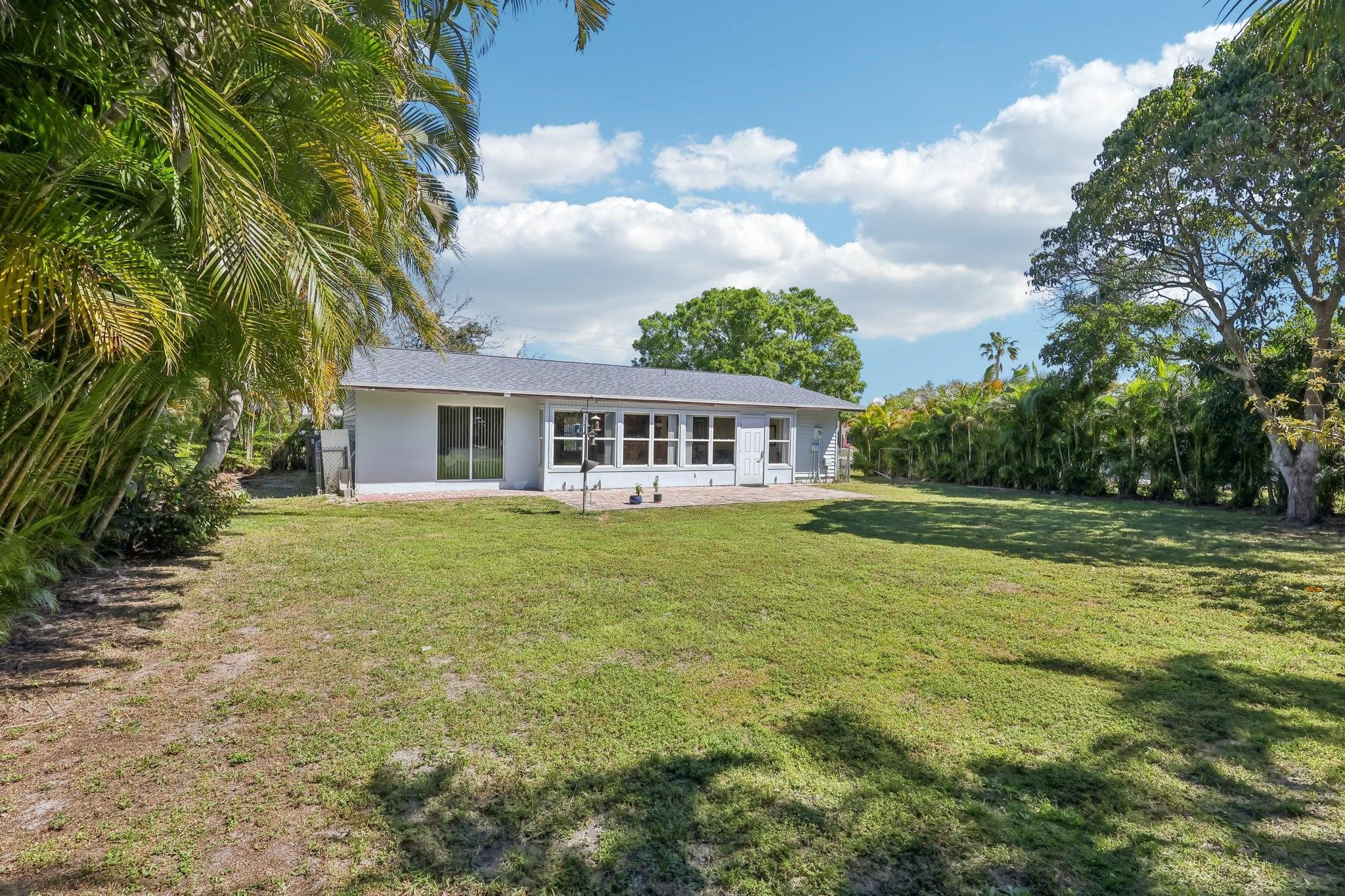 252 NE Floresta Dr