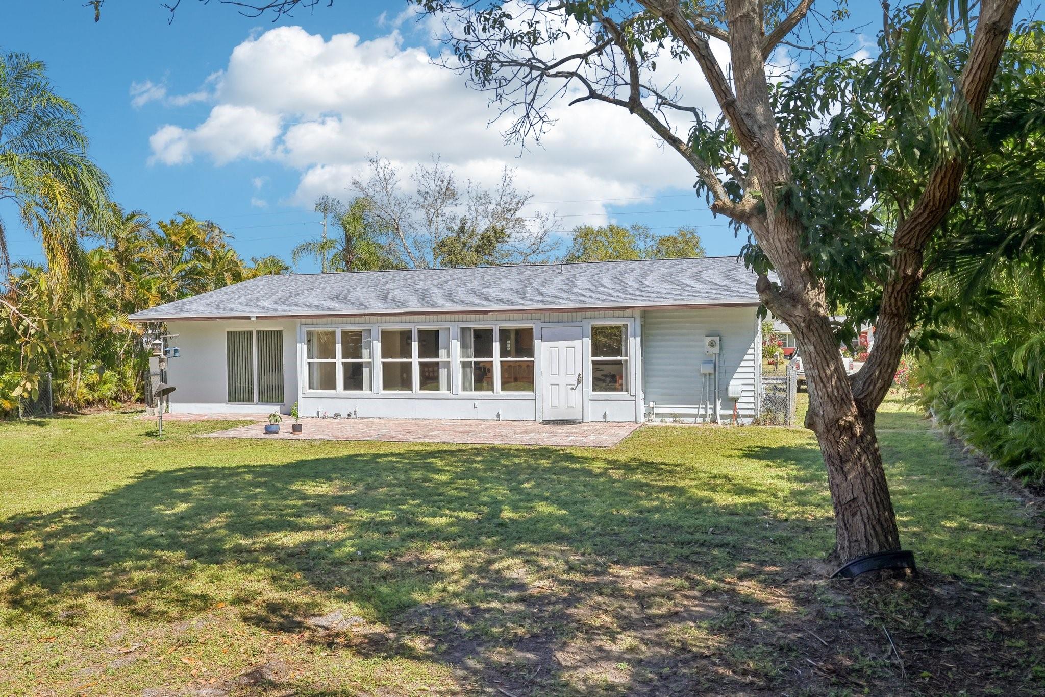 252 NE Floresta Dr