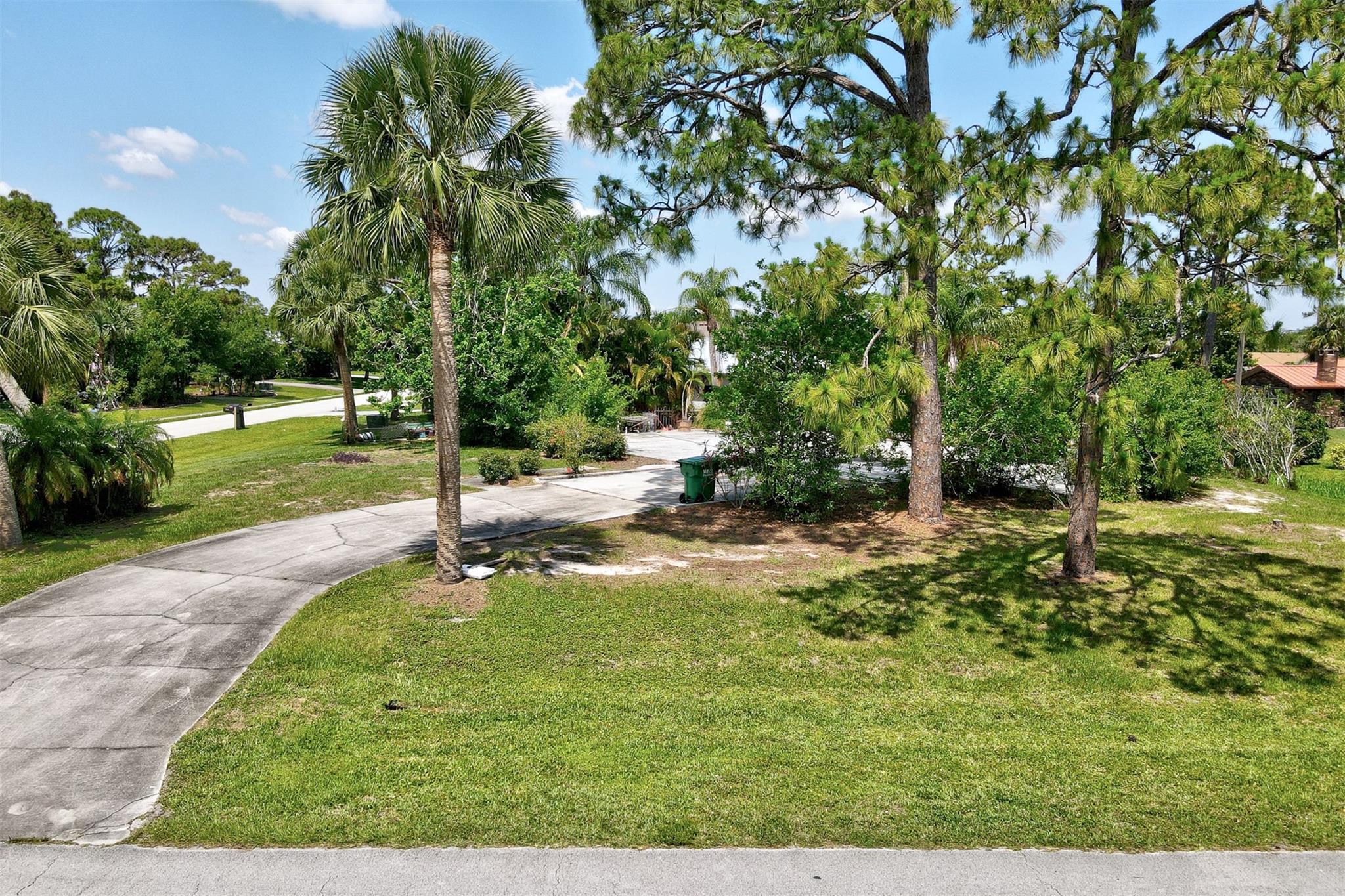 702 Lake Dr