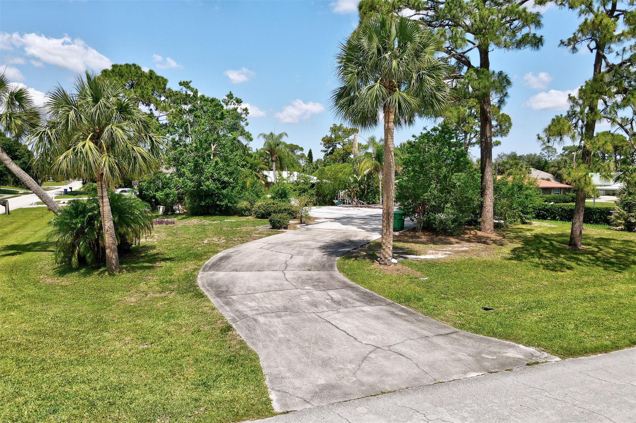702 Lake Dr