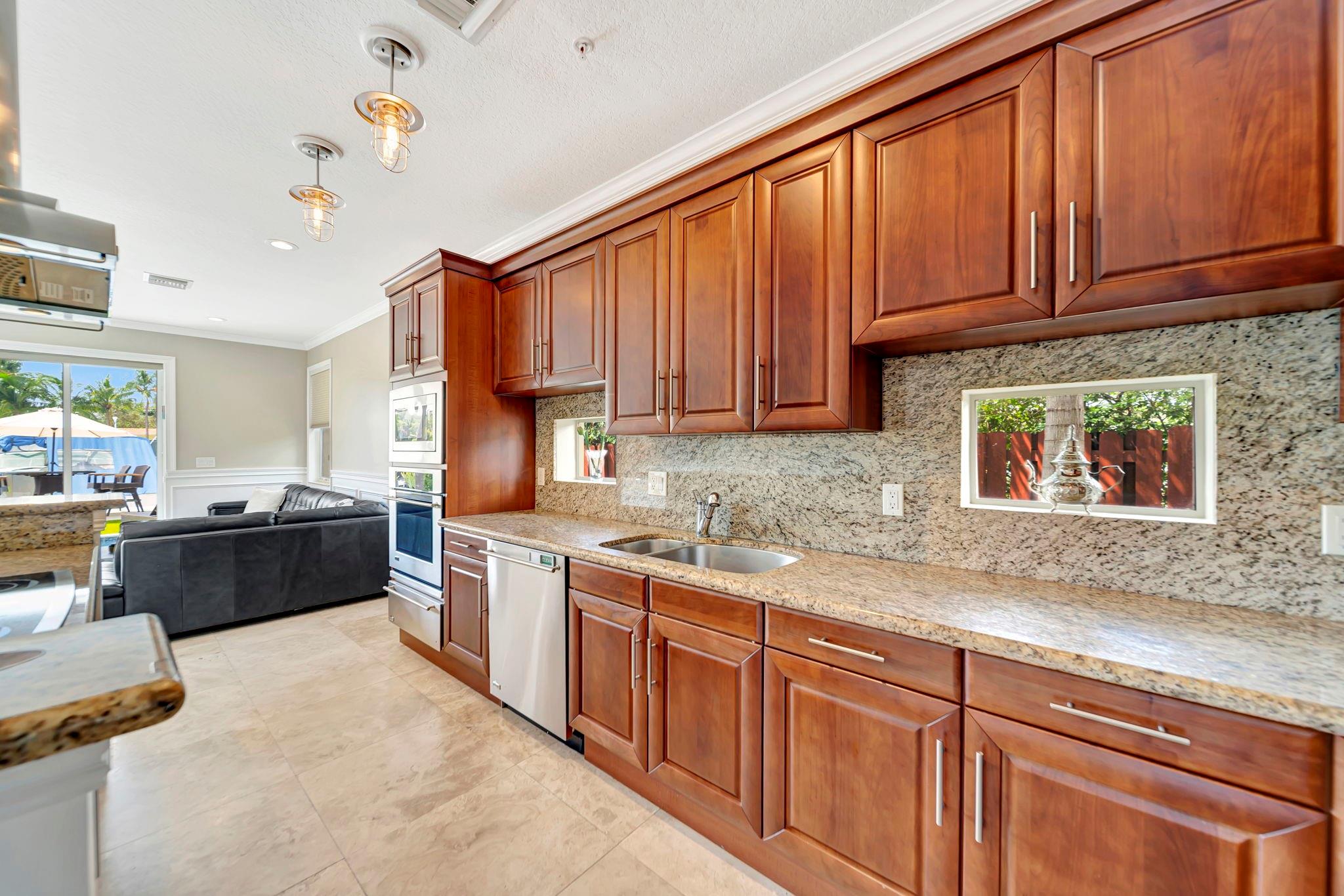 1368 BAYVIEW DR
