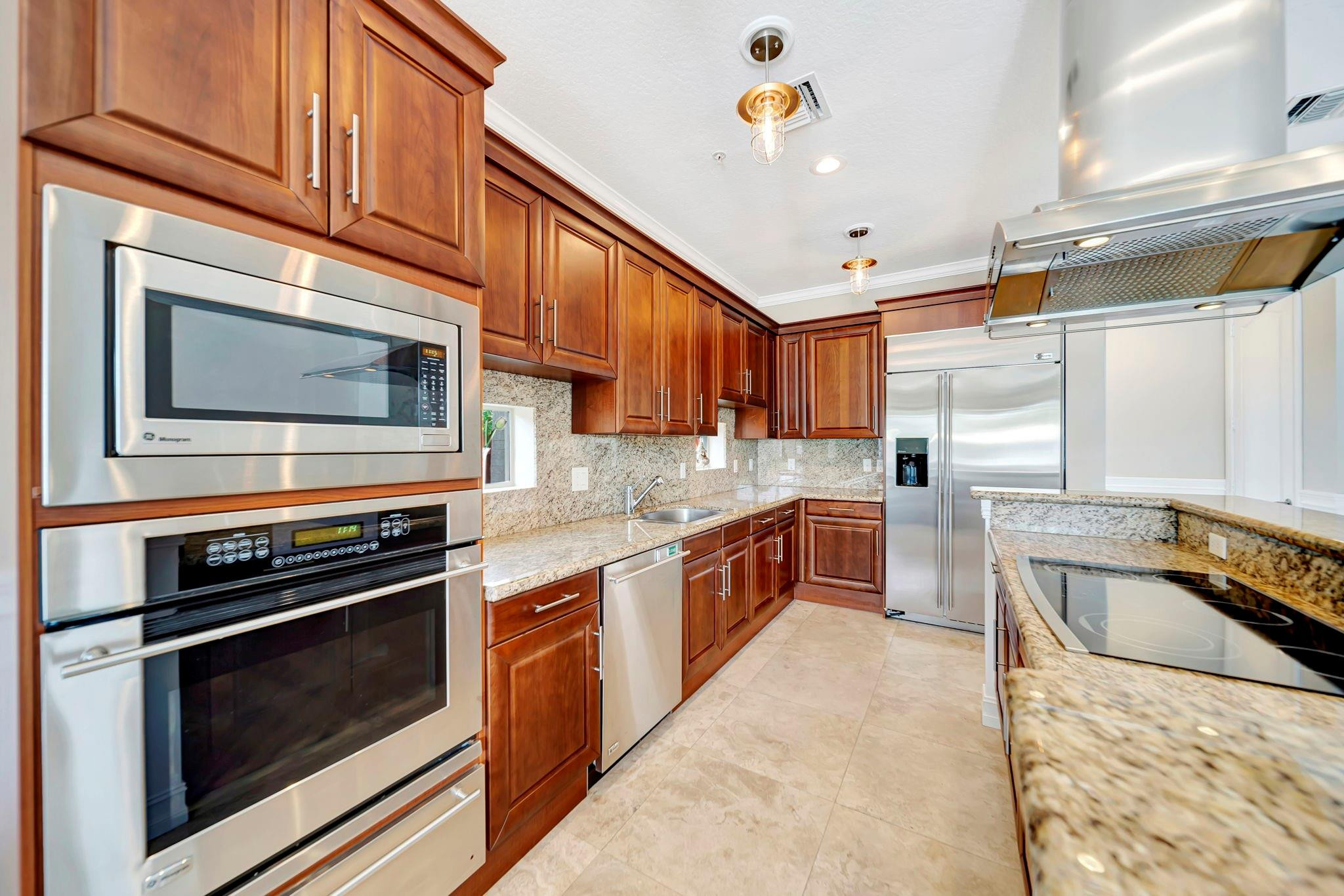 1368 BAYVIEW DR