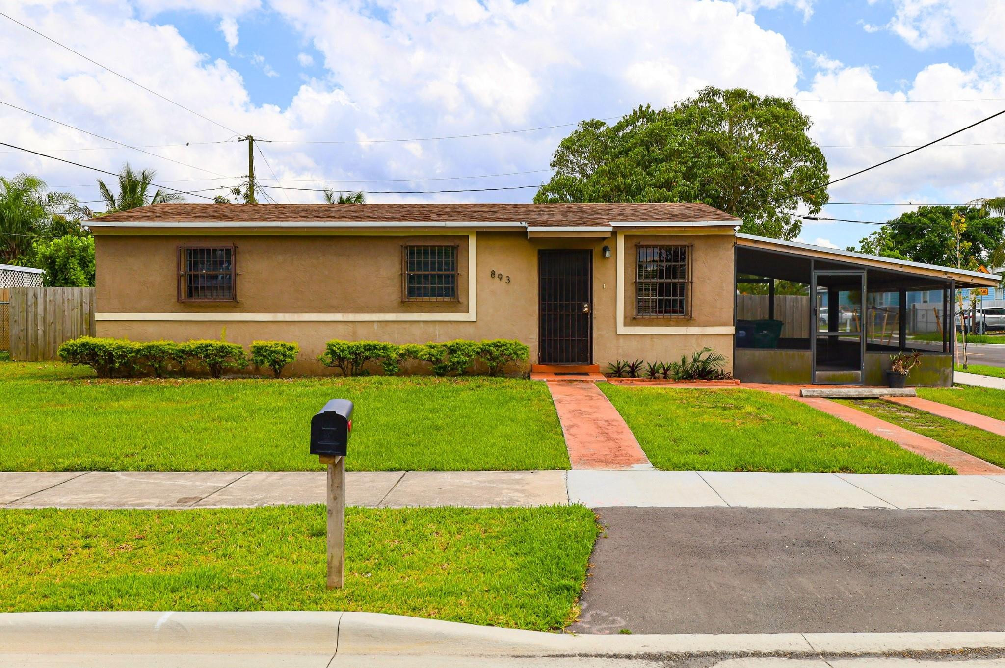893 NW 2nd St