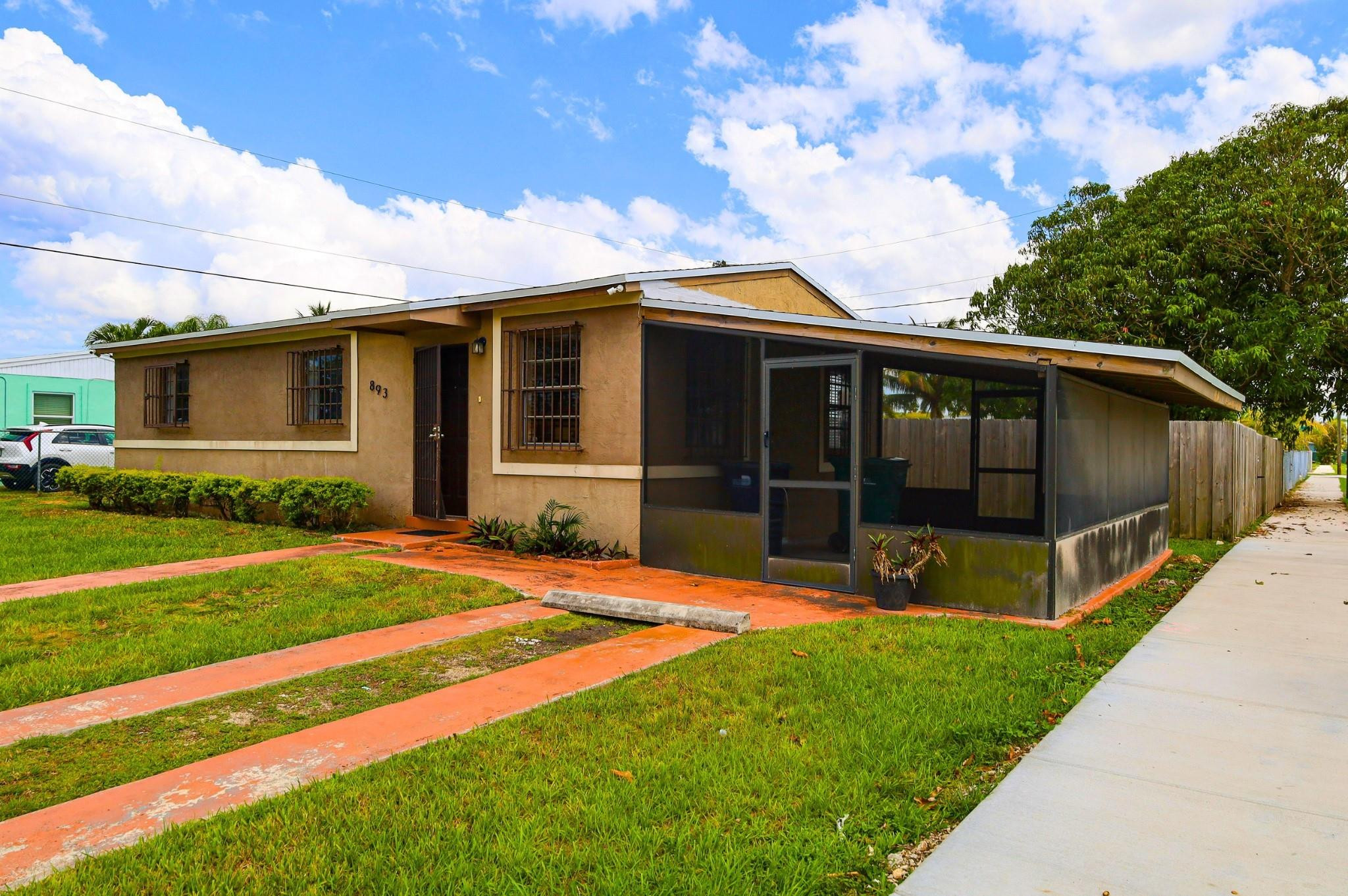 893 NW 2nd St