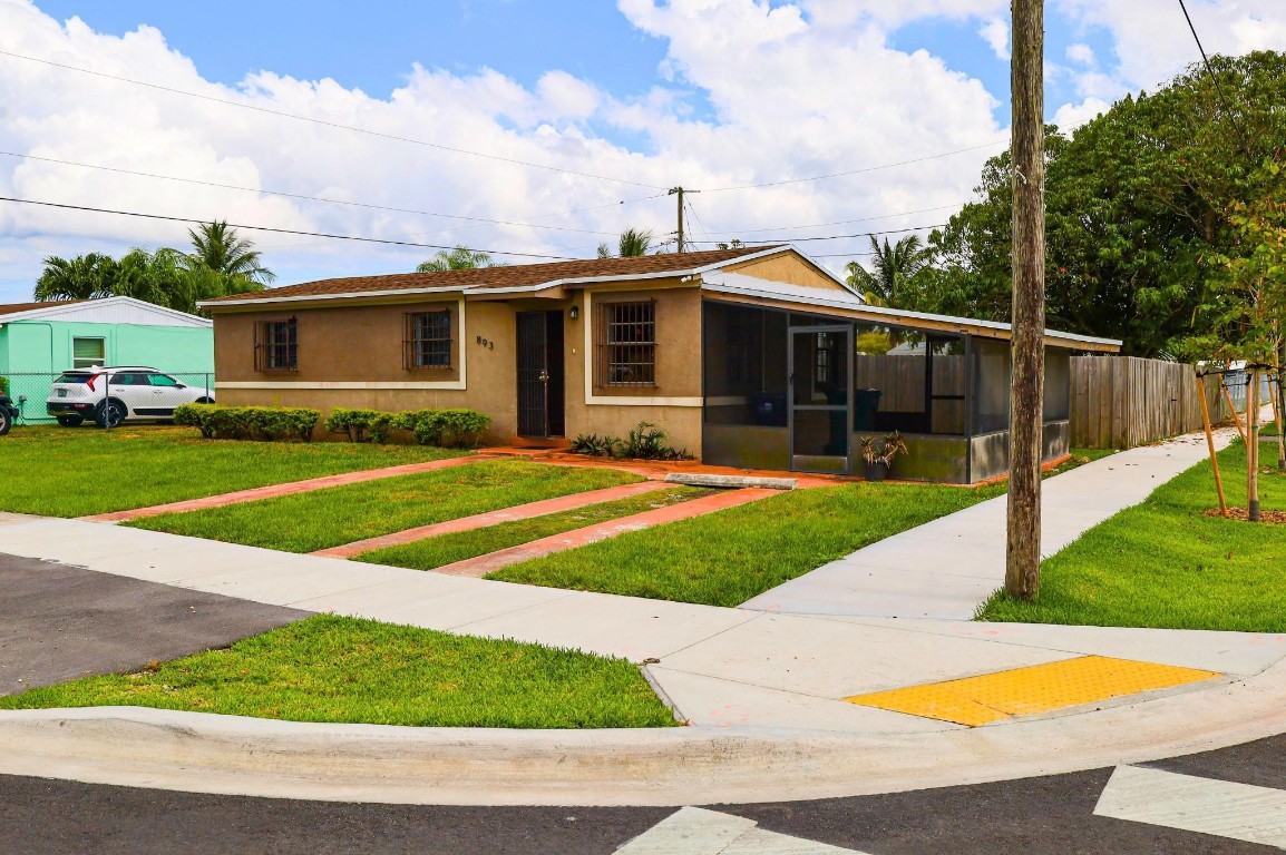 893 NW 2nd St