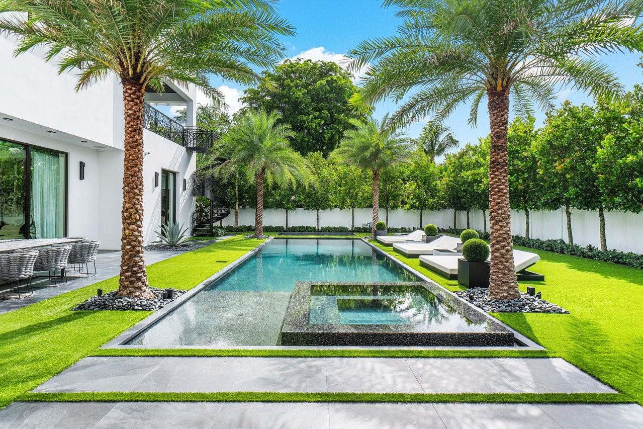 202 NW 7th St